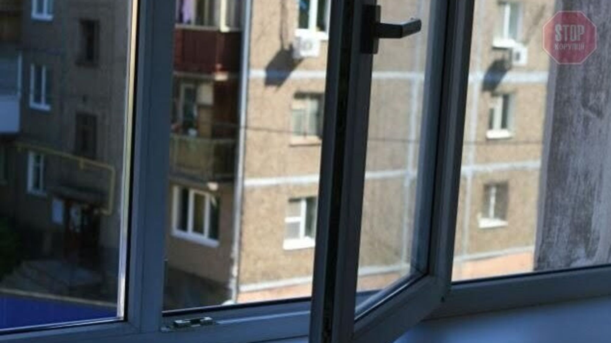 Вистрибнув з вікна багатоповерхівки: в Одесі чоловік скоїв суїцид (фото 18+)