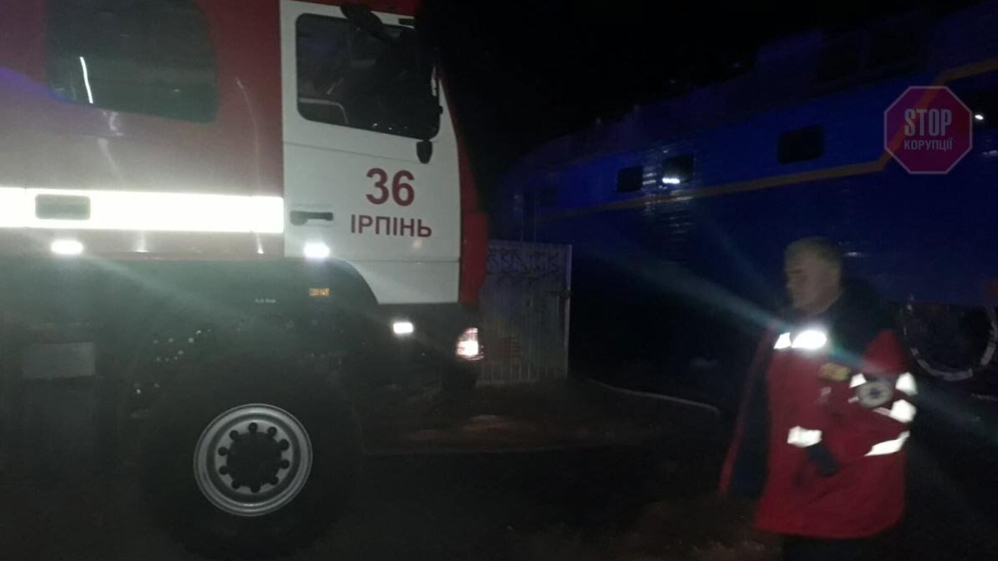 На Київщині загорівся локомотив пасажирського потяга: є постраждалі