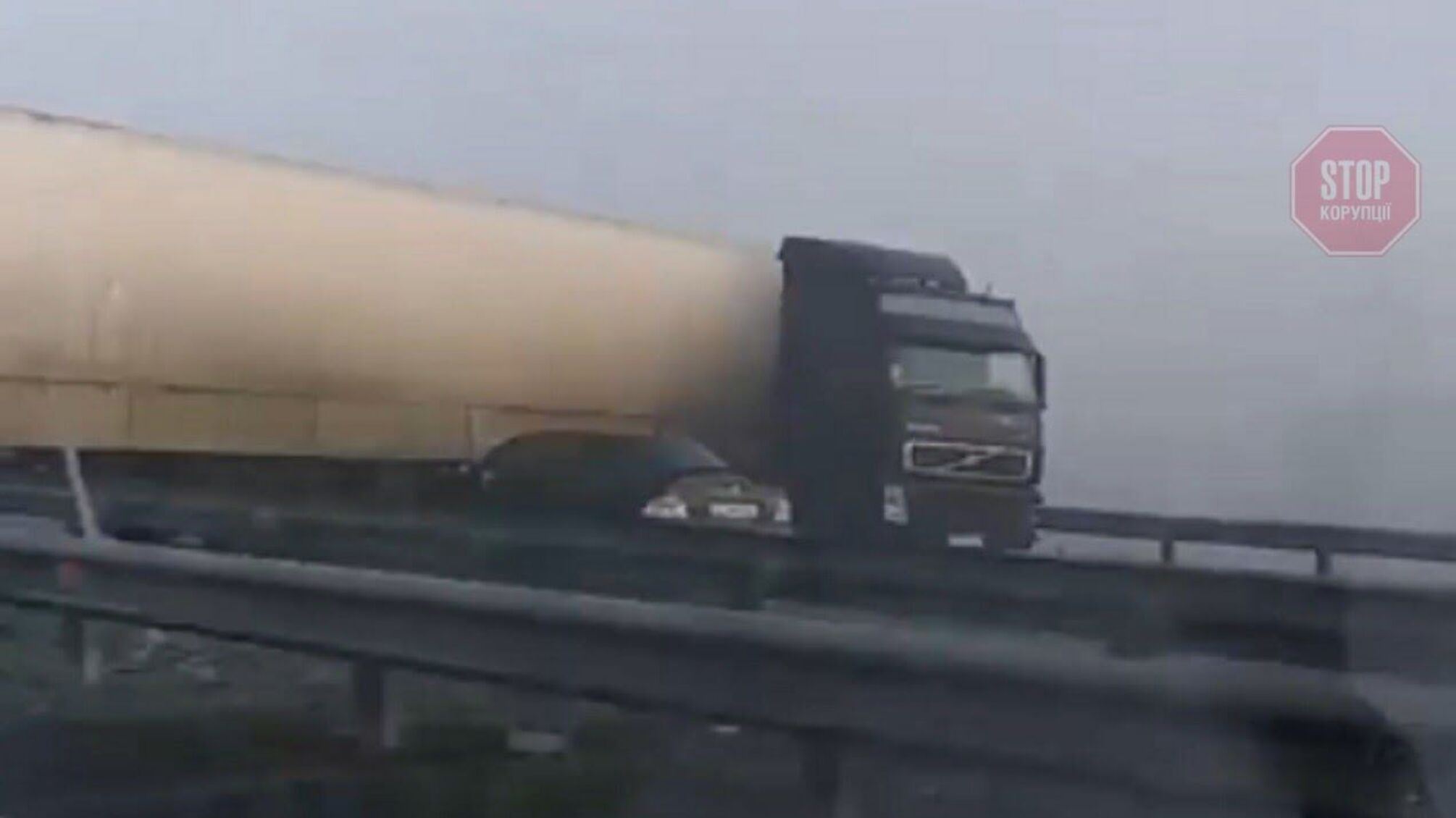 Між Херсоном і Миколаєвом легковик зіткнувся з фурою, рух транспорту перекрито (фото)