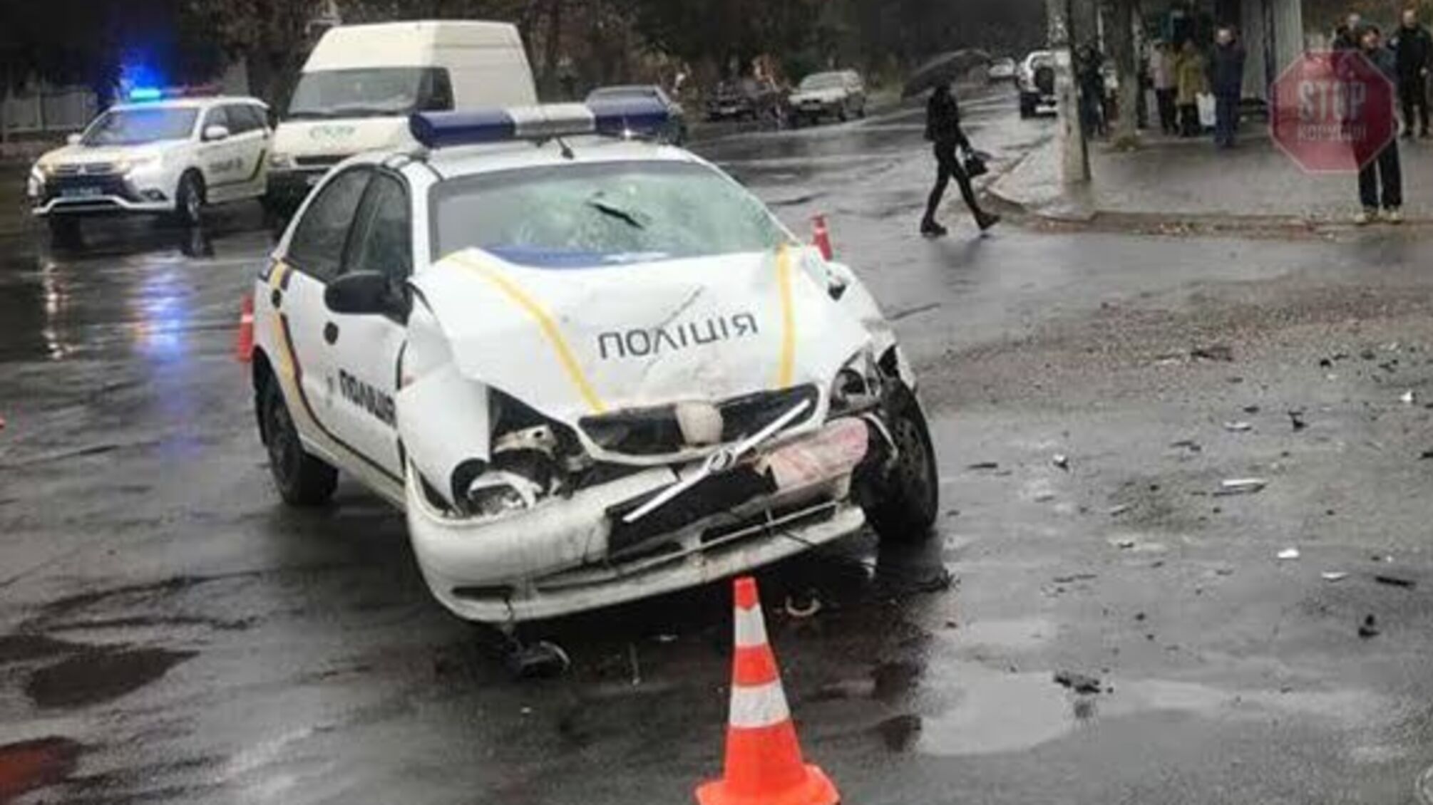 На величезній швидкості влетіли в мікроавтобус: на Вінниччині поліцейська машина потрапила в ДТП (фото, відео)