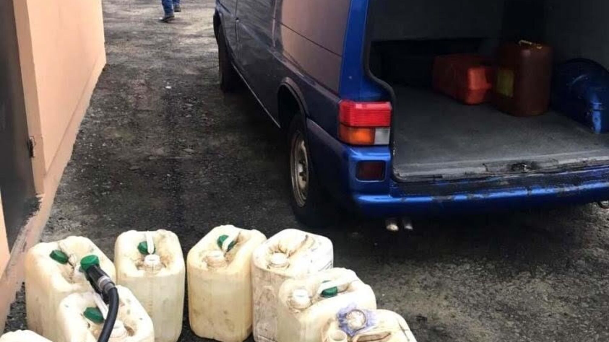 Погрожував підірвати себе і копів: у Рівному затримали озброєного гранатою власника нелегальної АЗС