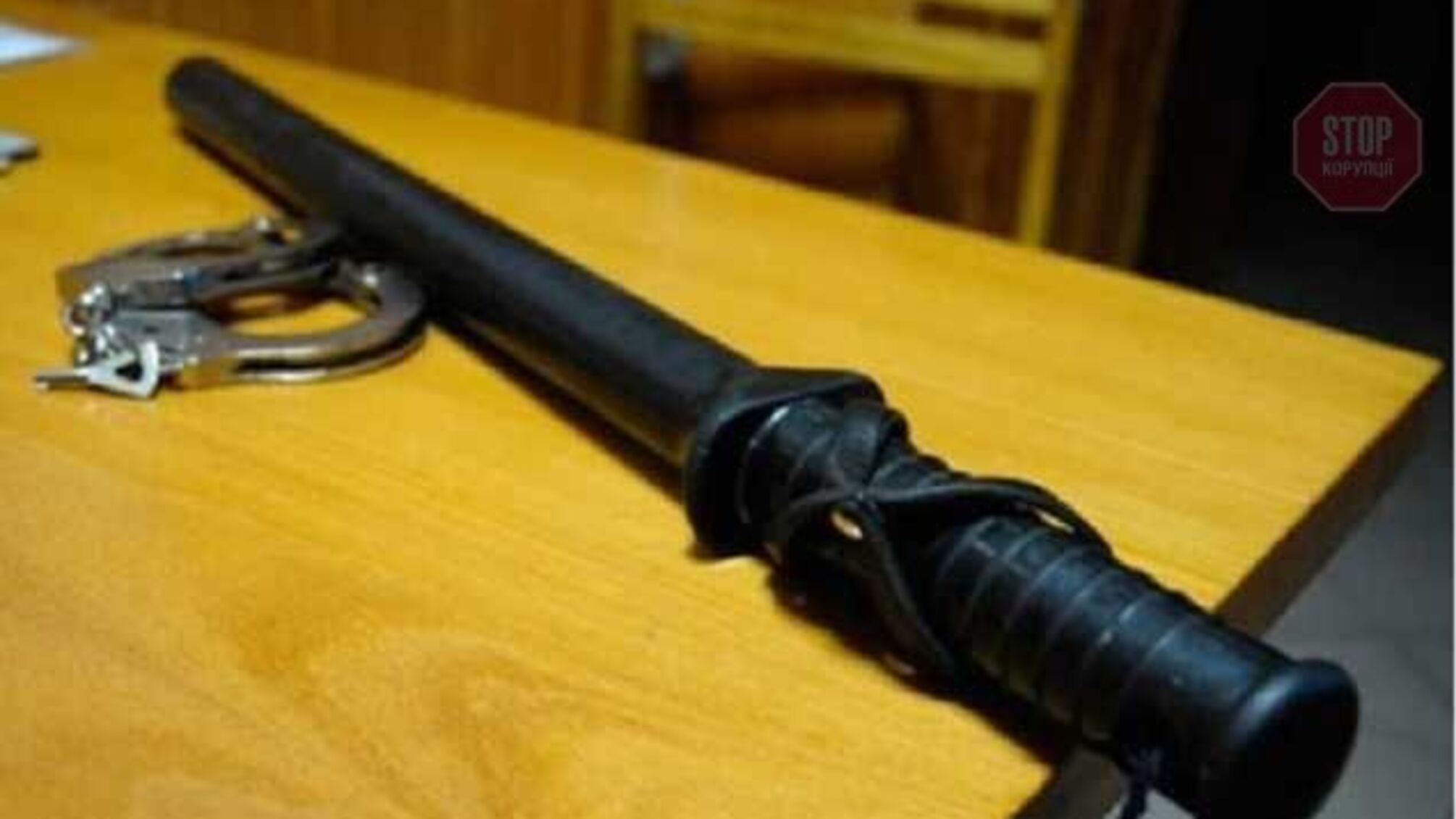 Намагалися силою вибити свідчення: у Дніпрі судять чотирьох правоохоронців