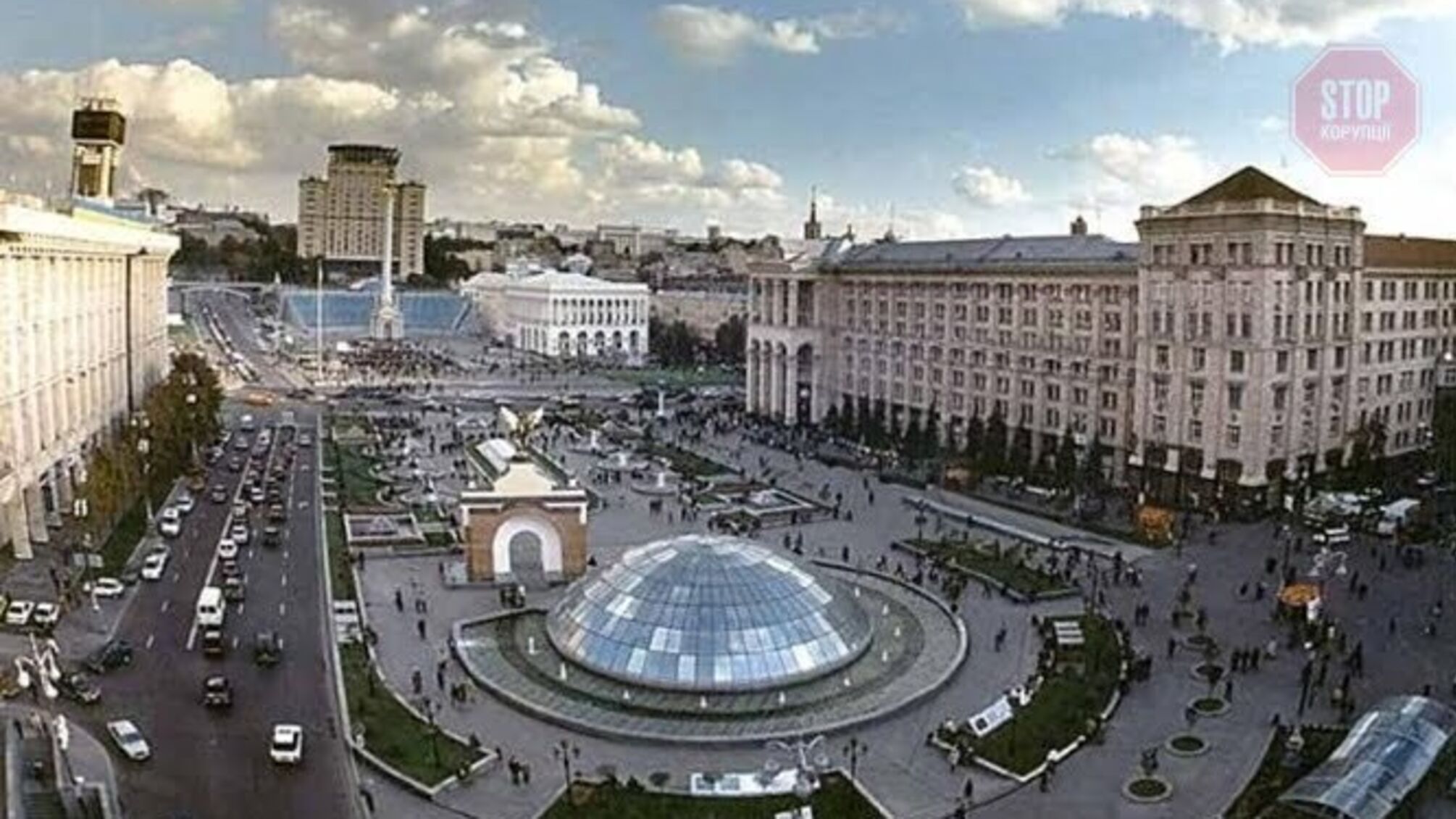 У Київському торговому центрі впала стеля (відео)