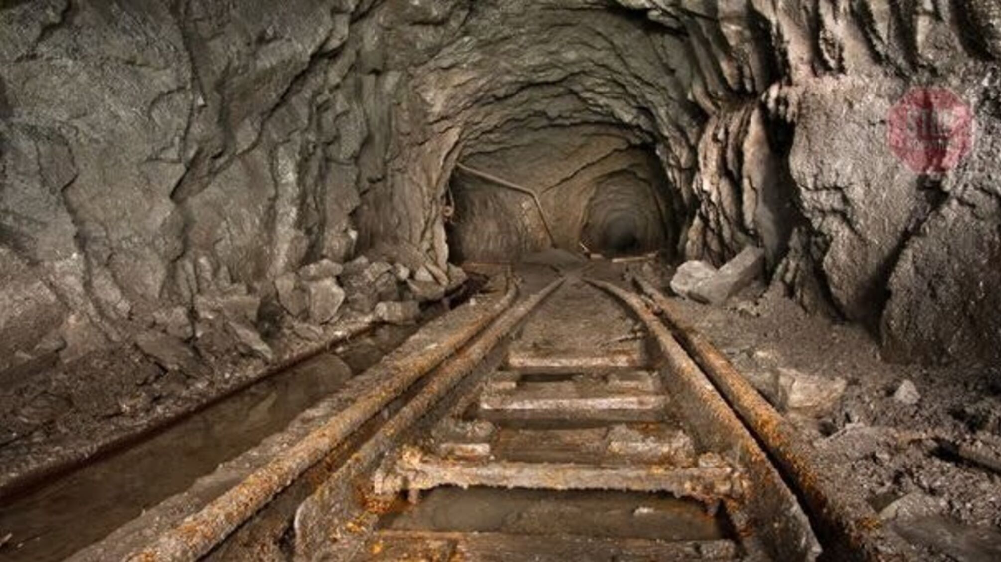 У Макіївці після землетрусу виявили глибоку воронку (фото)