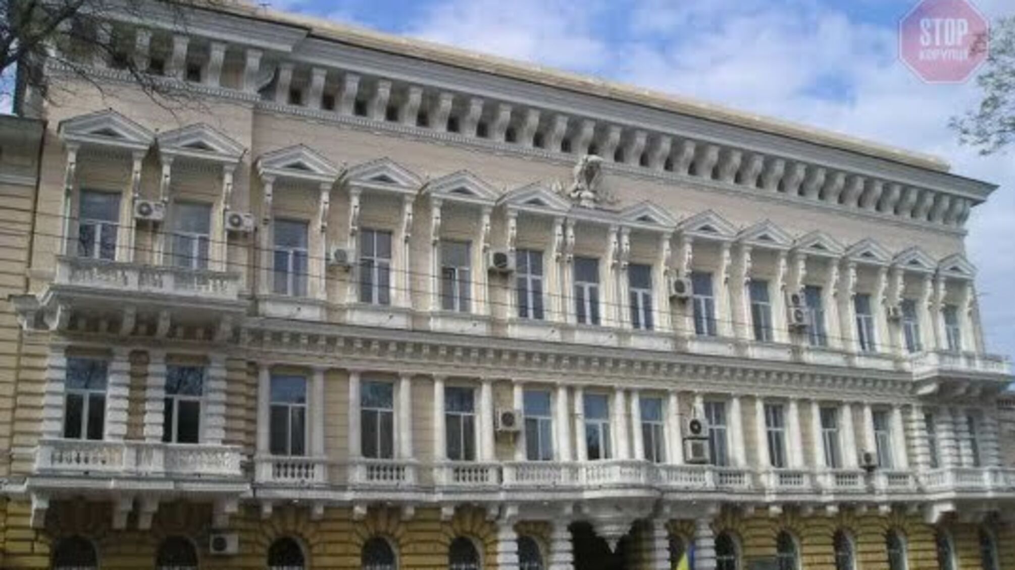 В Одеському відділенні поліції стеля впала на правоохоронців, є постраждалі (фото)