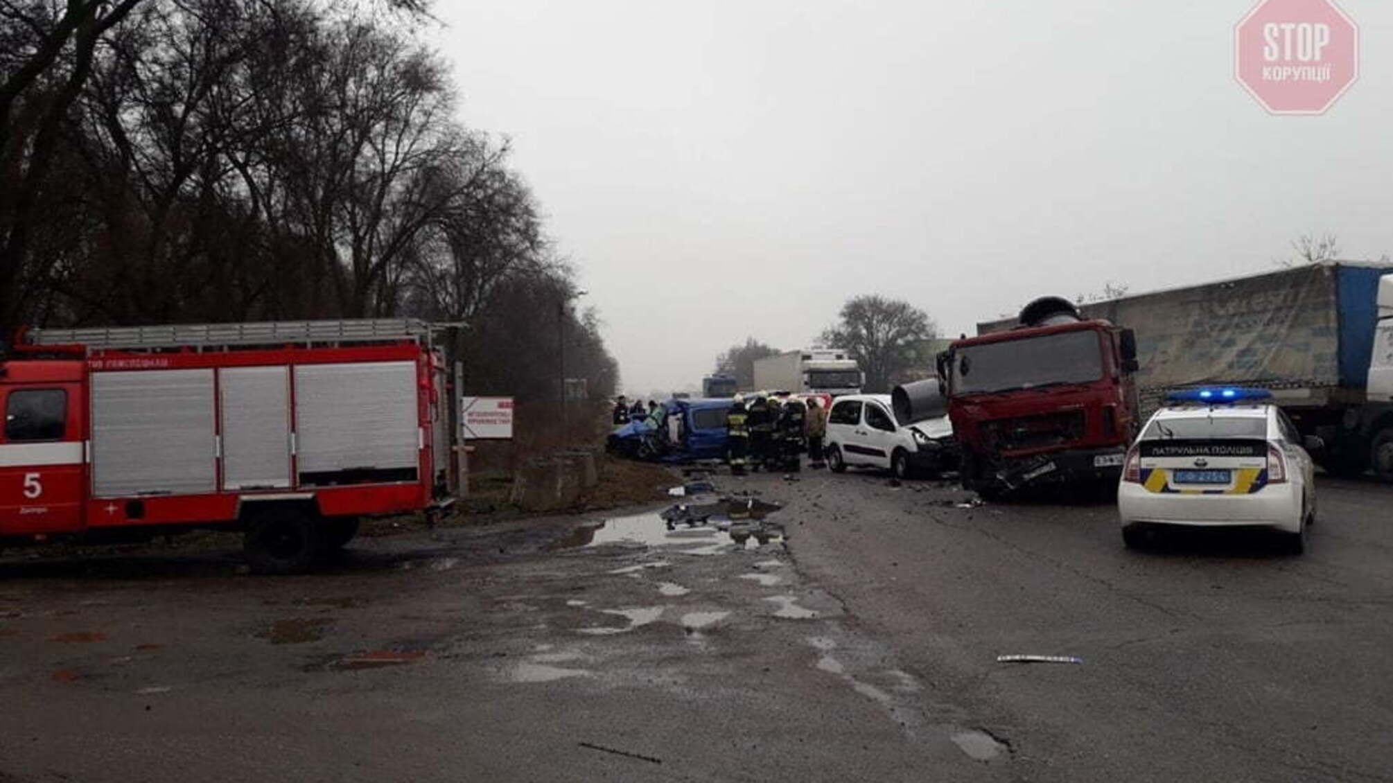 На Дніпропетровщині сталася ДТП за участю трьох автівок, є потерпілий (фото)