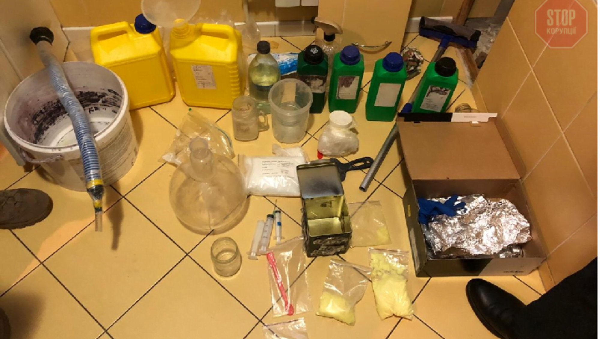 На Сумщині дівчина під дією наркотиків виготовляла по рецепту психотропні речовини