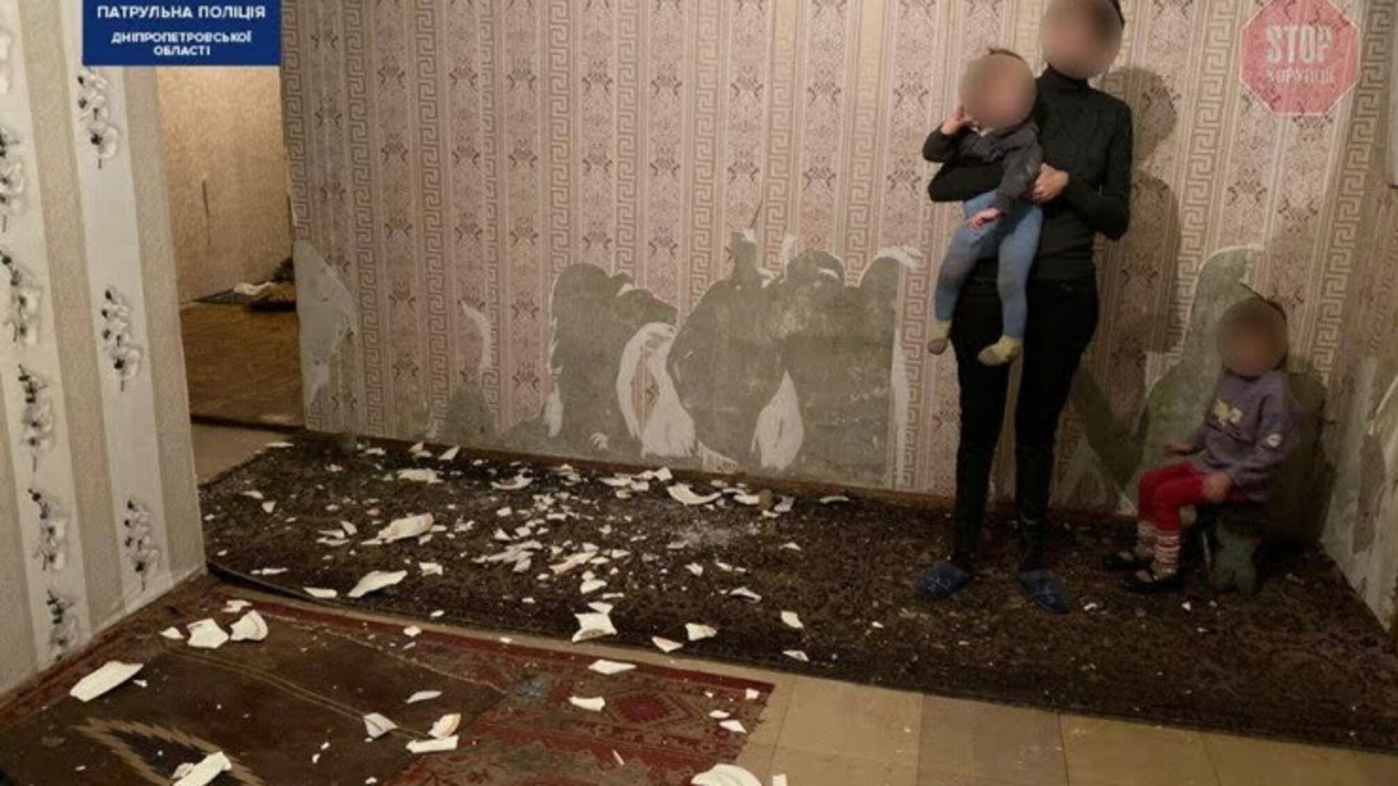 Битий посуд і ванна з хробаками: у Дніпрі поліція вилучила дітей у батьків-неадекватів (шокуючі фото)