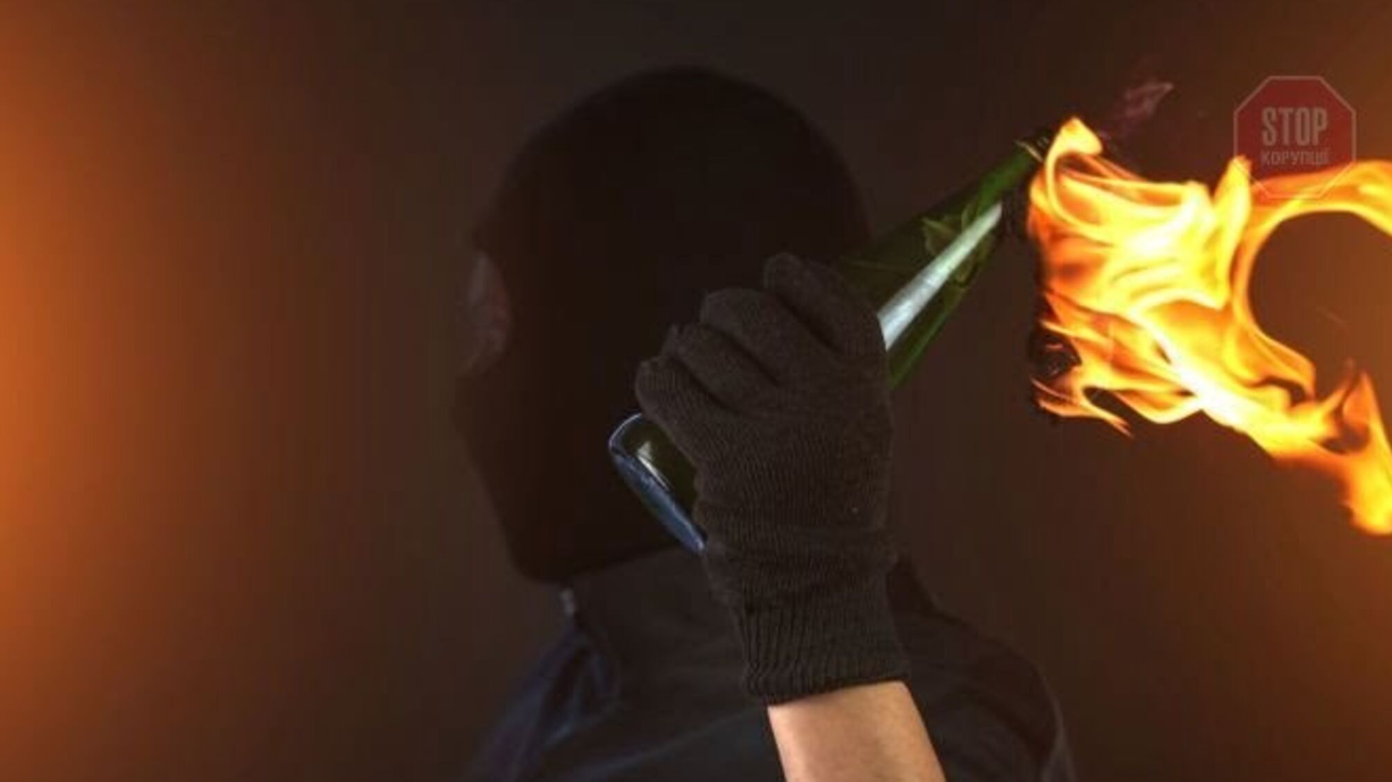 Кинули на балкон квартири пляшку із запальною рідиною, є постраждалий: у Харкові шукають винних (фото)