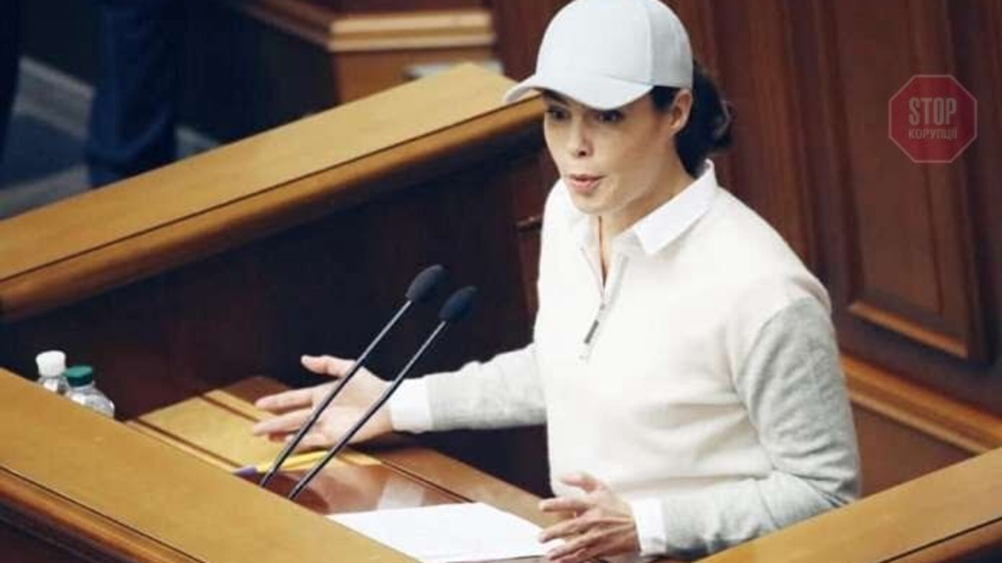 Переплутала залу зі стайнею: у Мережі висміяли новий образ Королевської (фото)