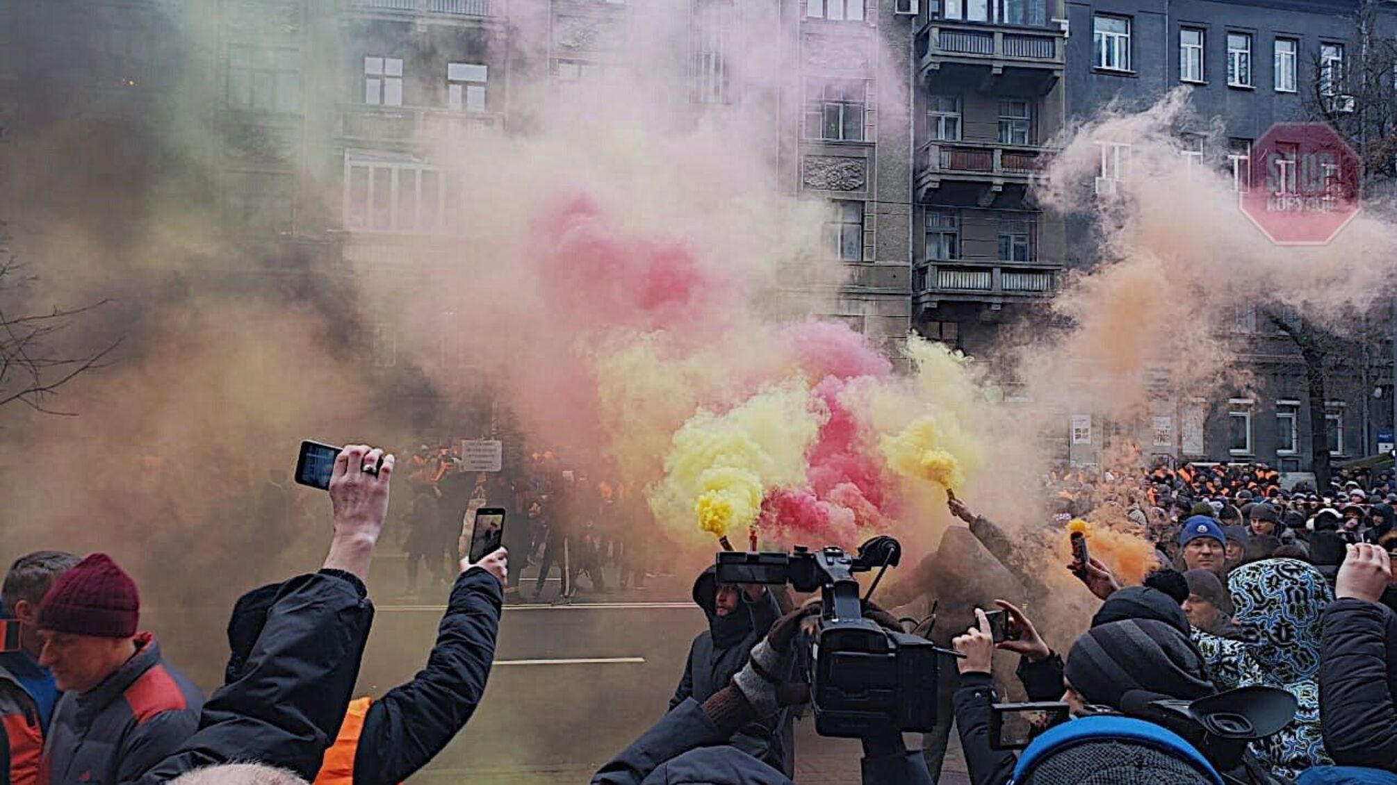 Задимлення біля НБУ: протестувальники палять фаєри (відео)