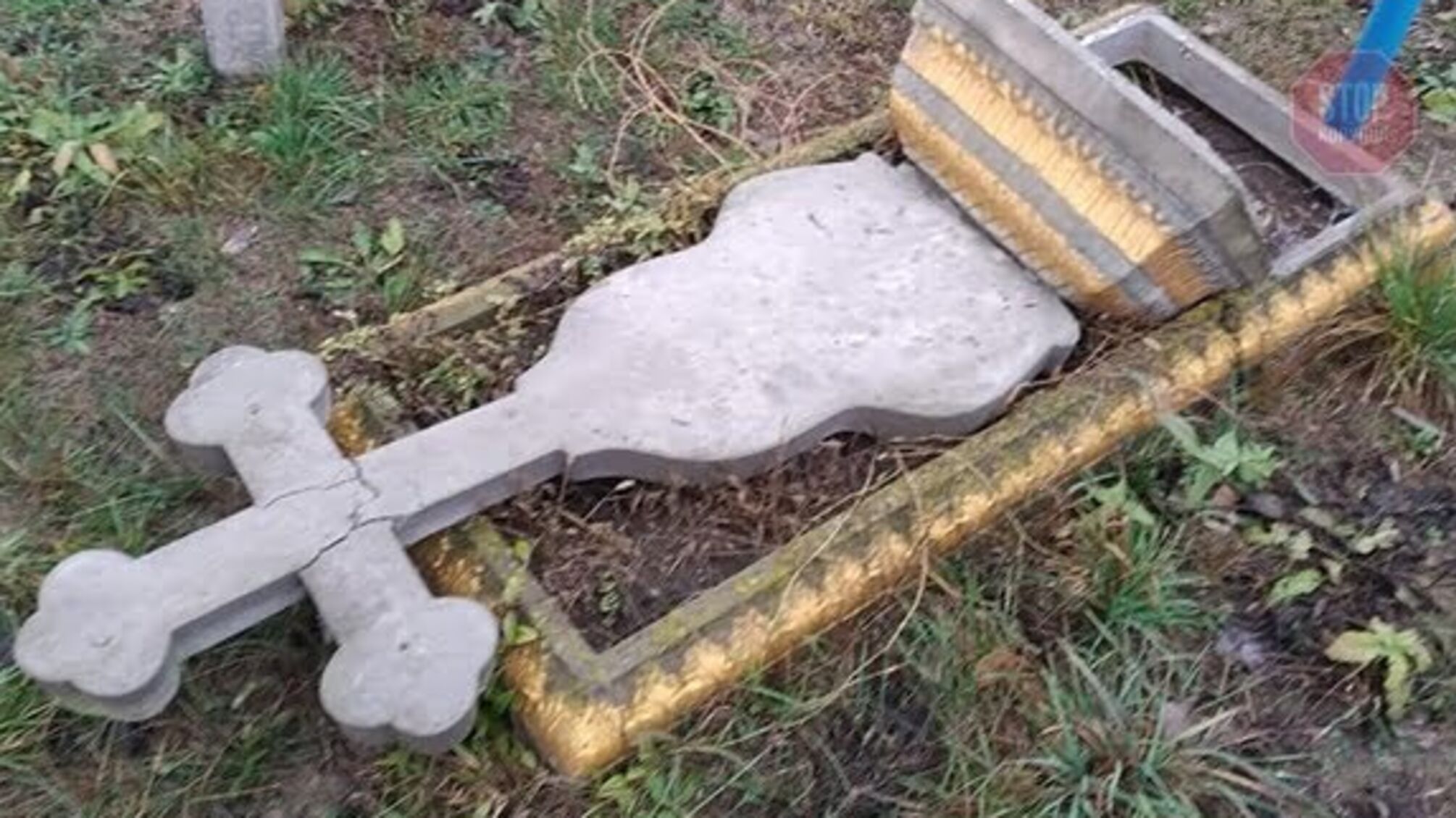 На Вінниччині 15-річний підліток пошкодив 15 нагробків (фото)