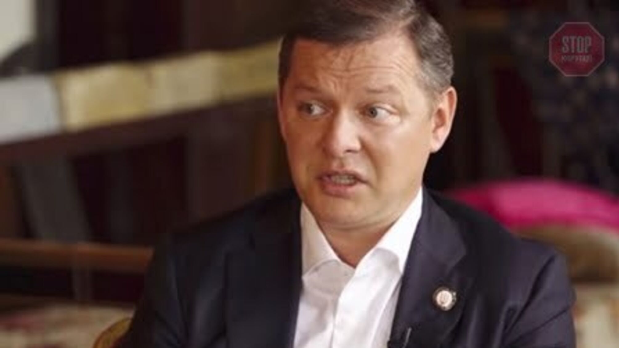 Приїхав до суду: Ляшка закидали презервативами (відео)