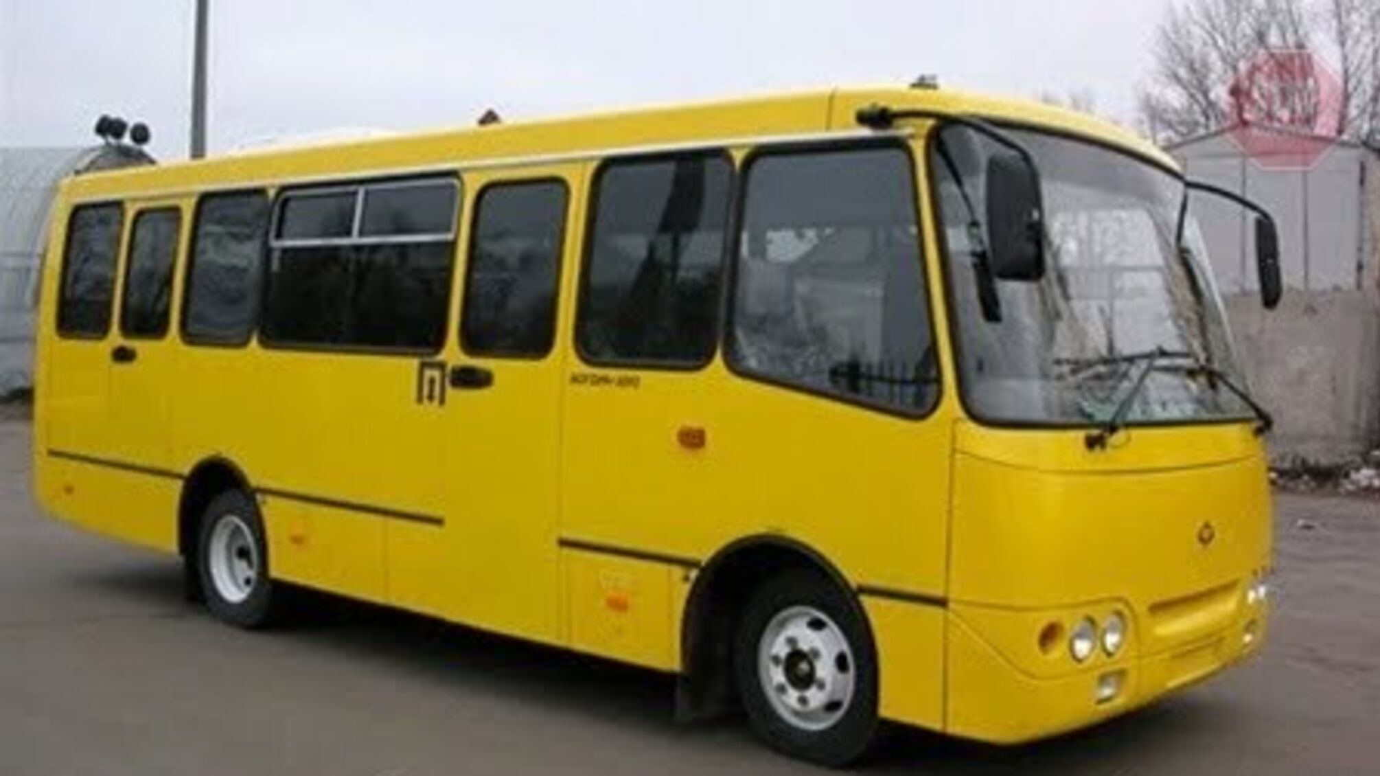 В Одесі під час руху маршрутки жінка випала з салону автомобіля