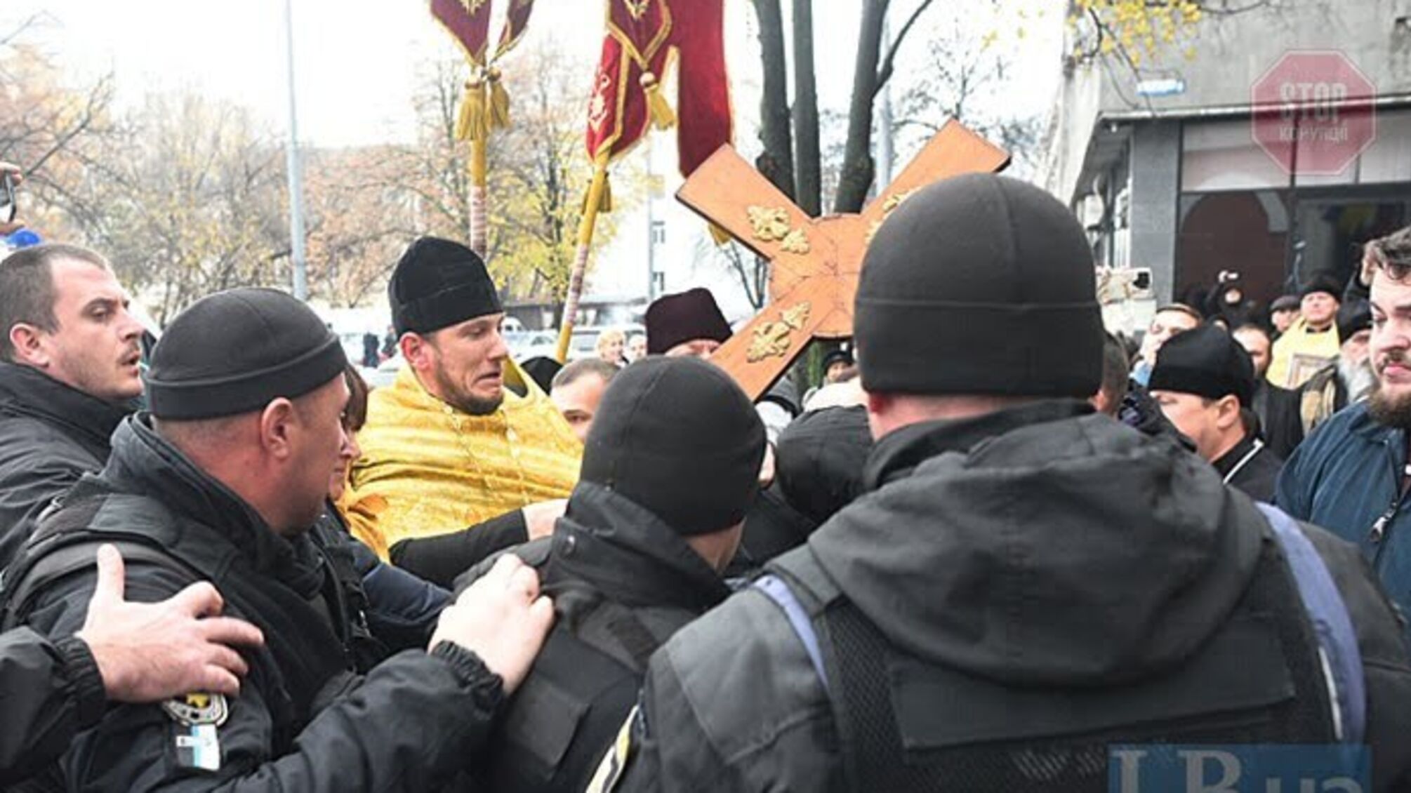 У Києві відбуваються сутички між прихильниками Філарета та правоохоронцями (фото, відео)