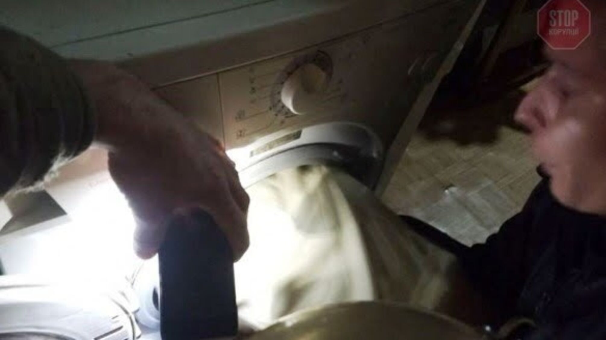 Небезпечна схованка: на Харківщині рятувальники визволили дитину з пральної машини (фото)
