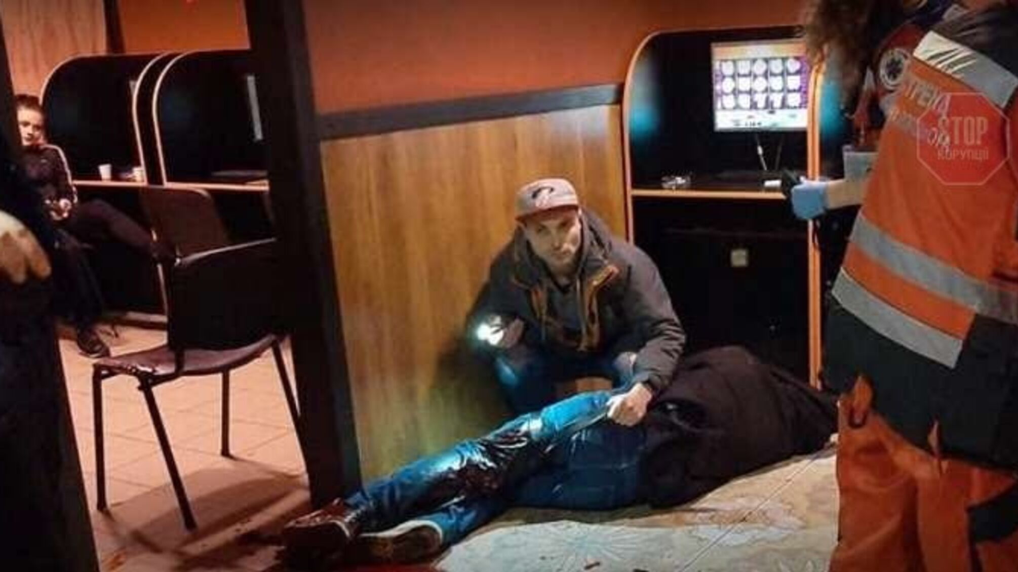 У столичному залі ігрових автоматів підрізали відвідувача (фото)