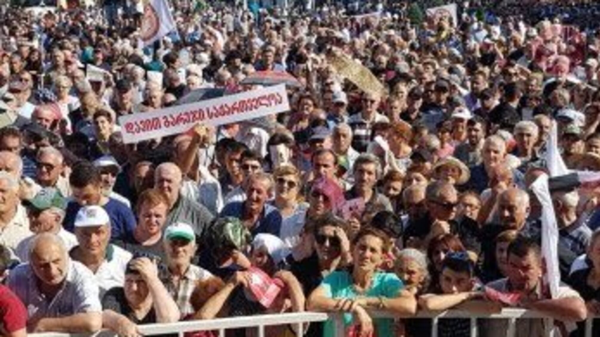 У Тбілісі силовики почали розганяти протестуючих водометами (фото, відео)