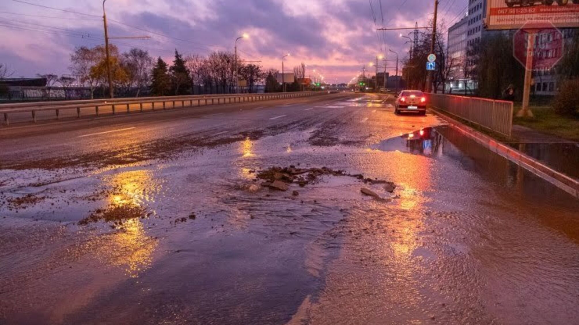 У Дніпрі через прорив труби затопило дорогу