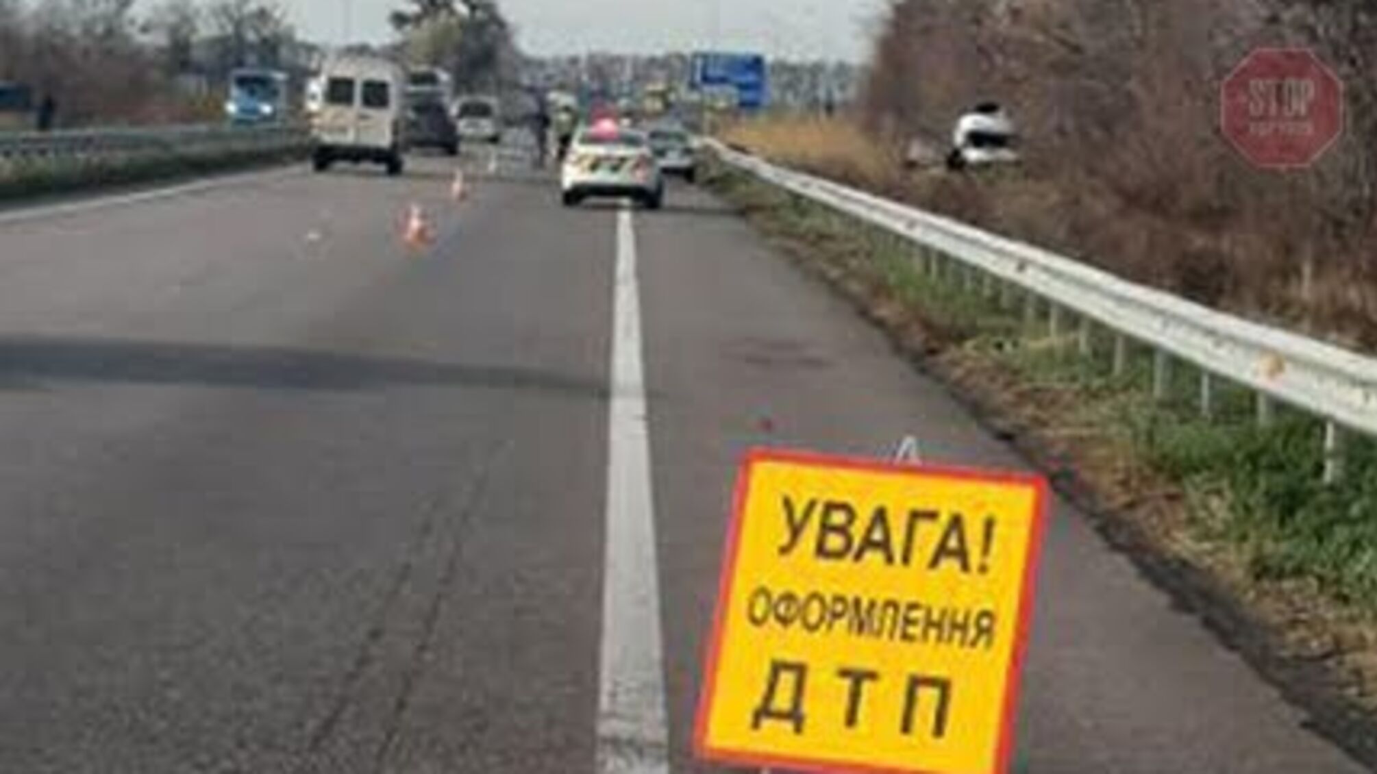 Автобус із десятками пасажирів зіткнувся з вантажівкою: у Києві сталася ДТП (фото)