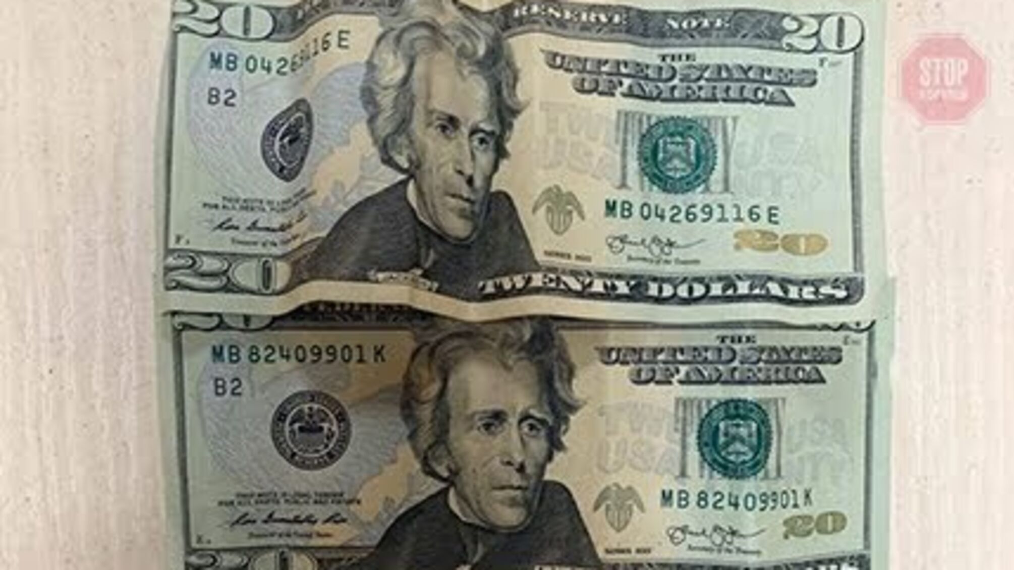 Не випустили з країни – намагався дати доларового хабаря: на кордоні затримали горе-батька (фото)