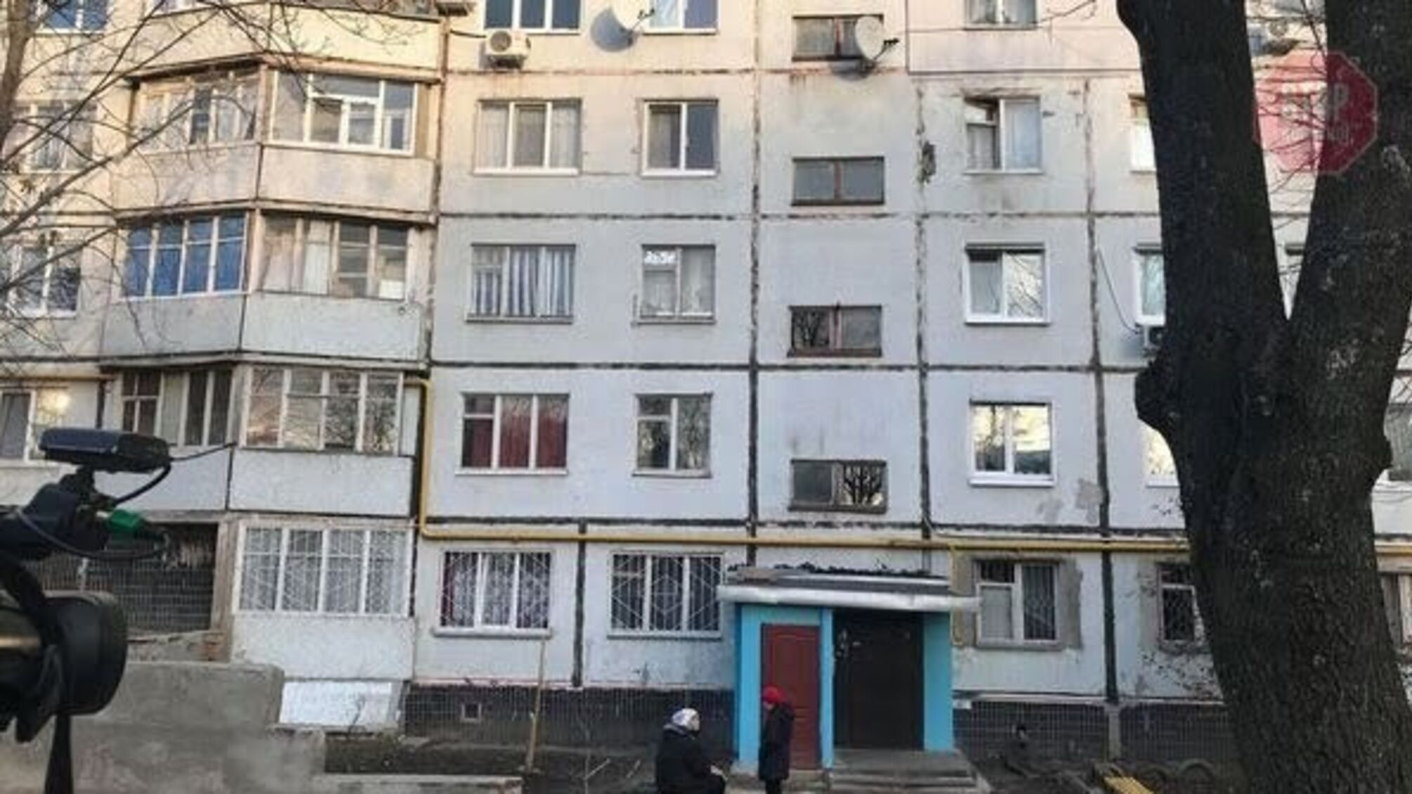 Перерізав собі горло та вистрибнув з вікна: у Харкові хлопець скоїв суїцид