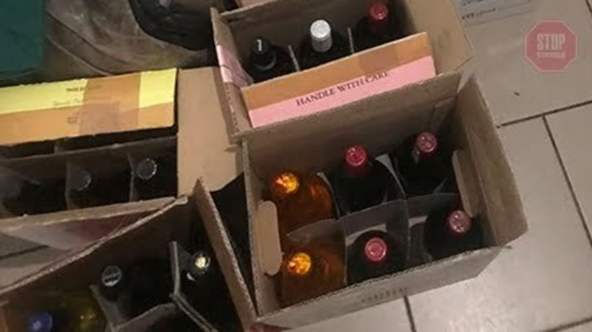 346 пляшок італійського вина і мішок шоколаду: на Львівщині чоловік намагався обійти митницю (фото)