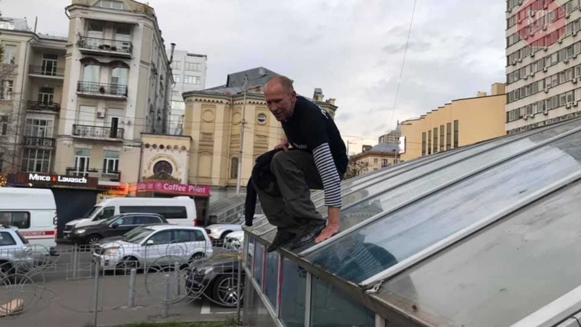 Виліз на дах столичного метро, щоб покричати (фото)