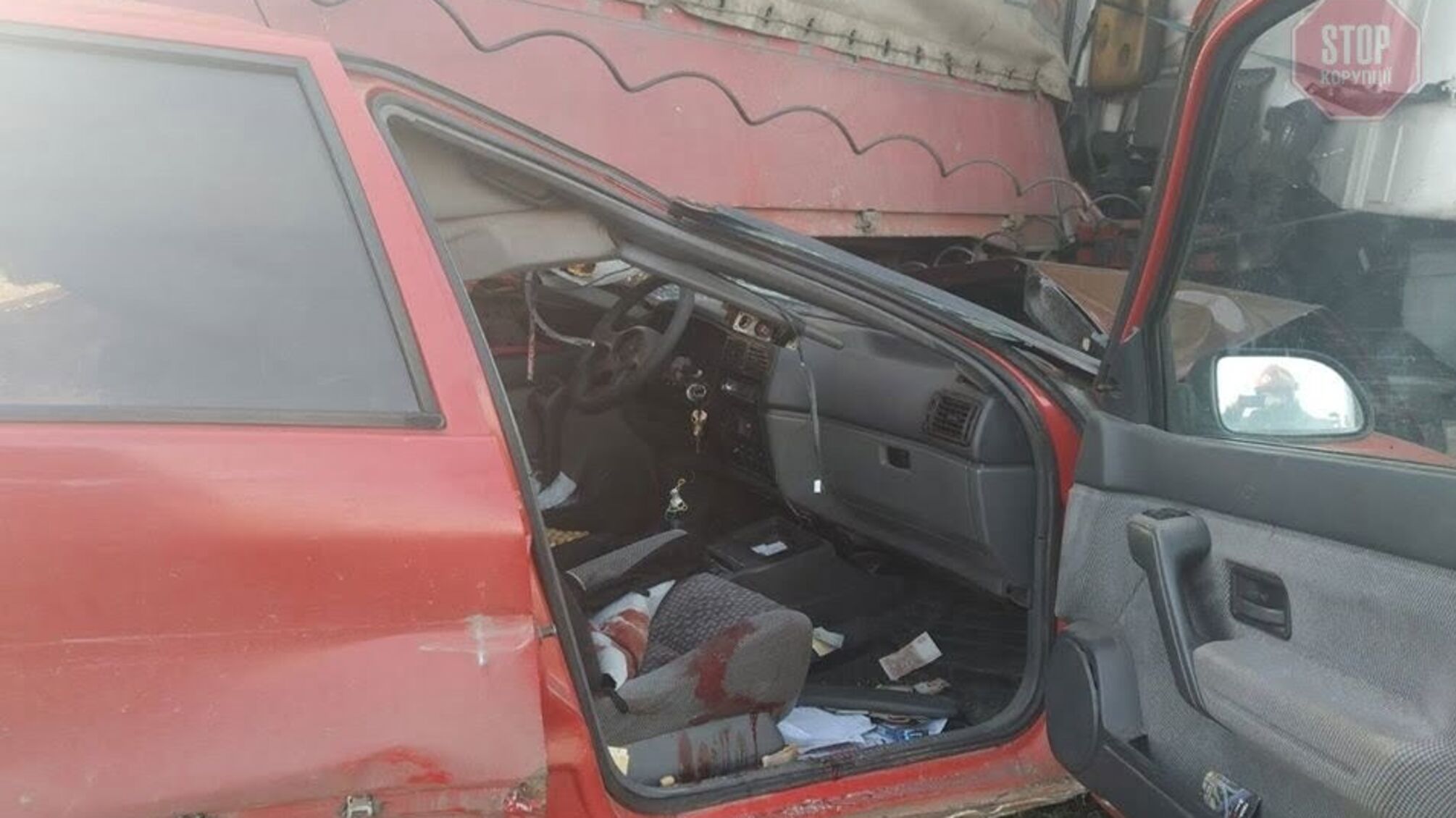 На Рівненщині вантажівка причавила автівку, є поранений (фото)