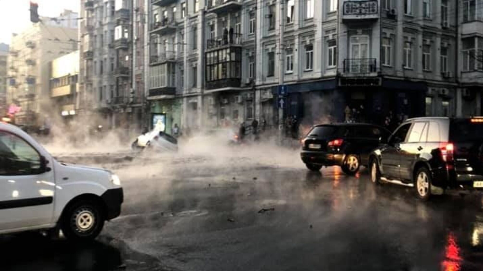 Громадське джакузі: на вулиці у центрі Києва прорвало трубу з гарячою водою