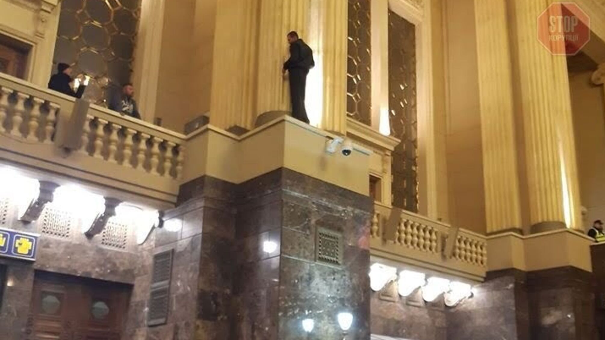 Намагався покінчити з собою на вокзалі: у Києві чоловік виліз на колону (відео)