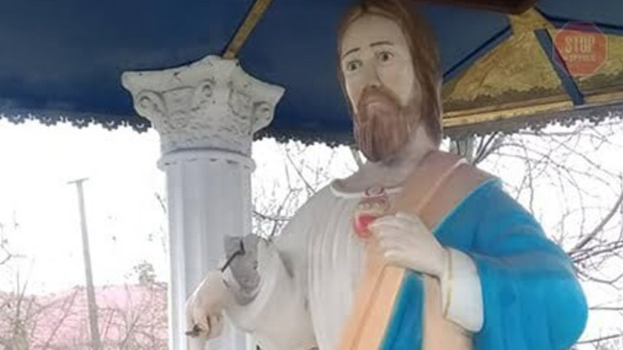 На Івано-Франківщині невідомі пошкодили статую Ісуса Христа (фото)