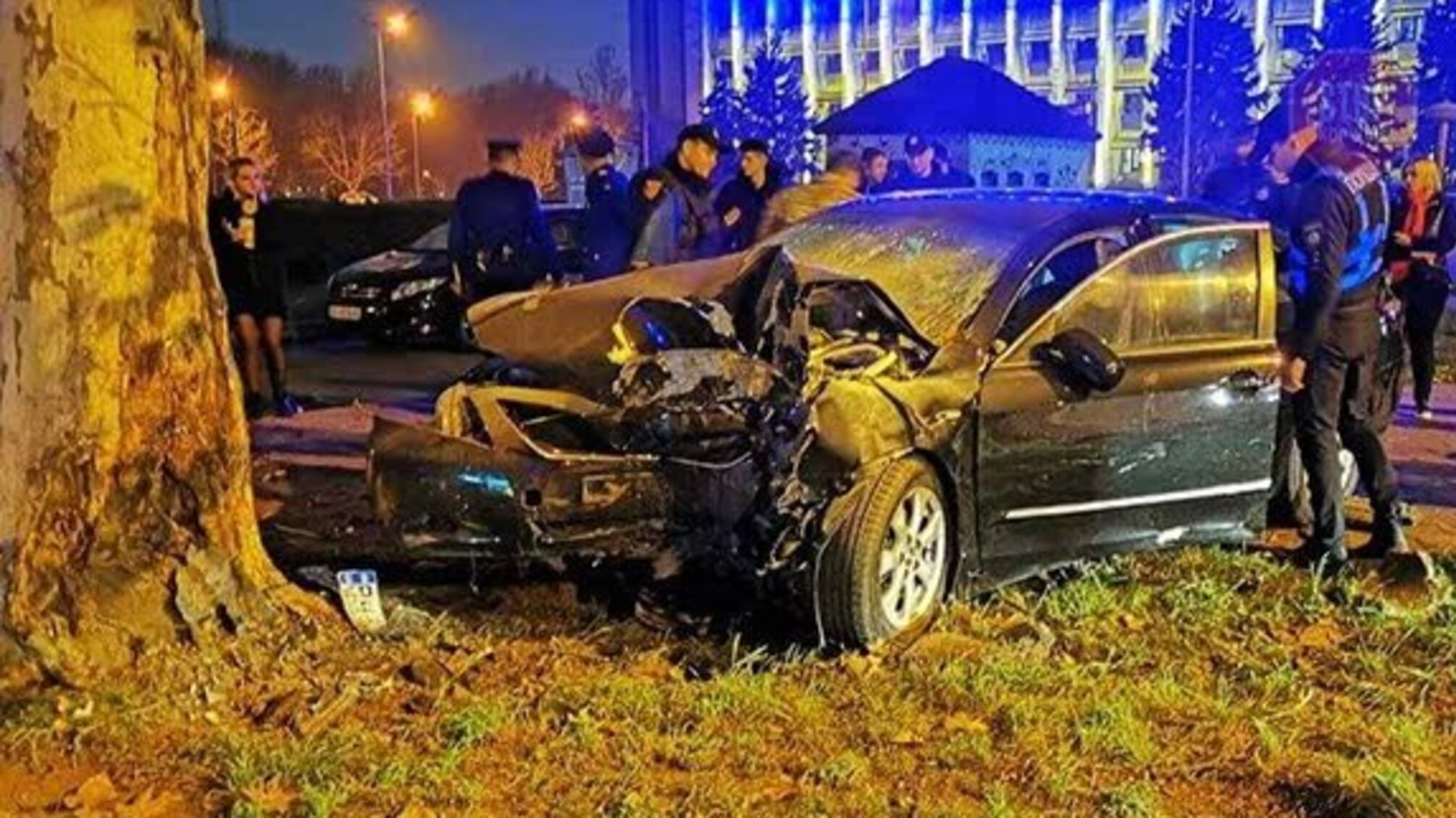 У Мережі з'явилося відео, як в Одесі п'яний майор на машині врізався в дерево