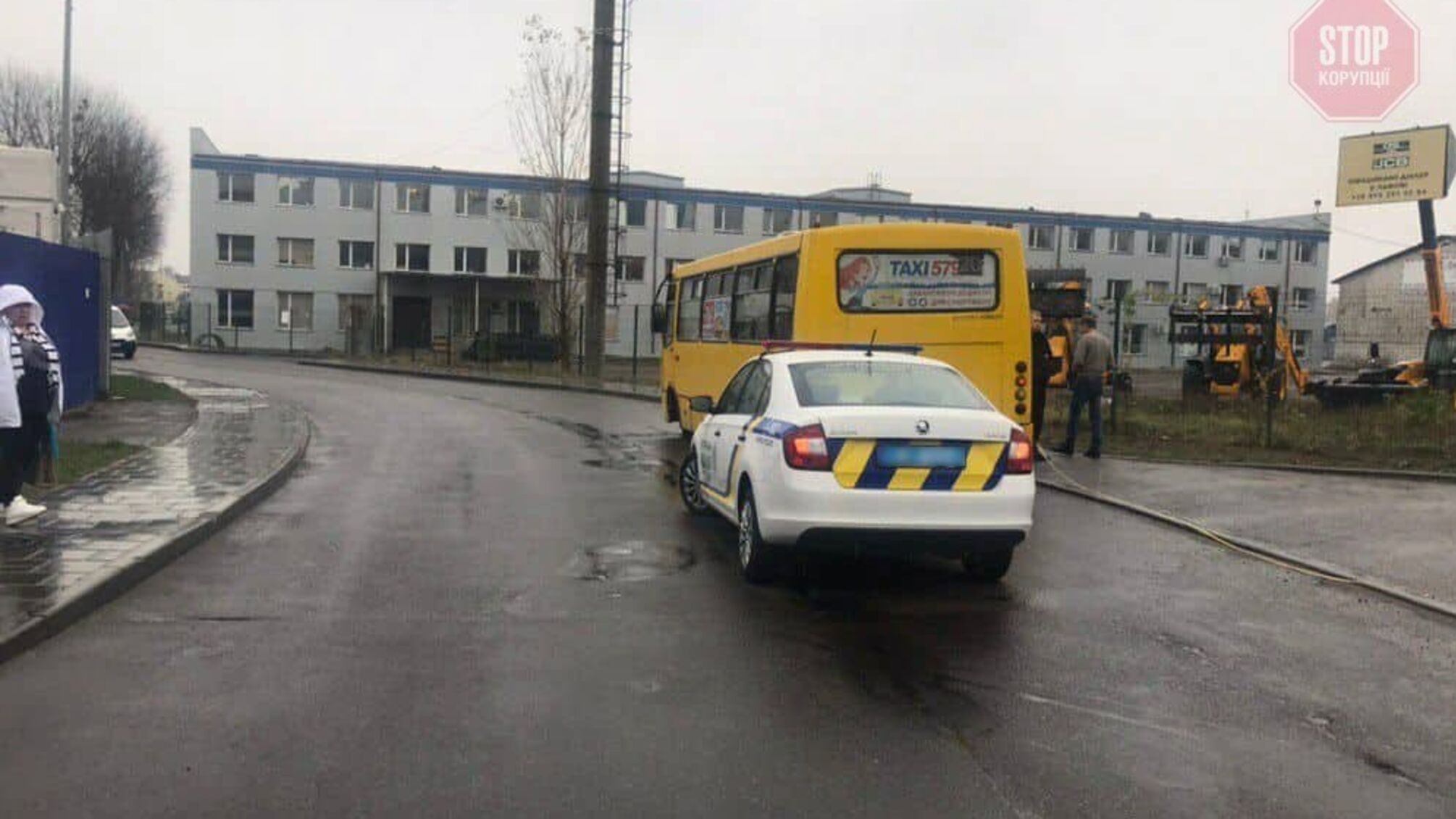 Поліцейська автівка протаранила маршрутку: у Львові сталася ДТП (фото)