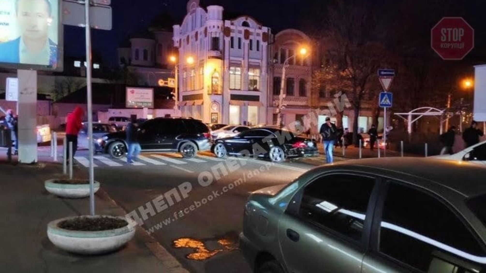 Тікаючи від погоні, джип протаранив 10 авто: в Дніпрі сталася масова ДТП зі стріляниною (фото, відео)
