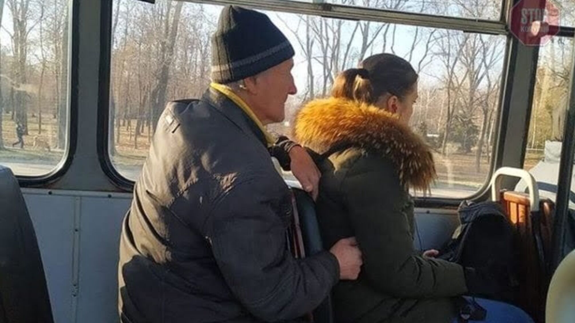 У Дніпрі пенсіонер в тролейбусі заліз дівчині в кишеню