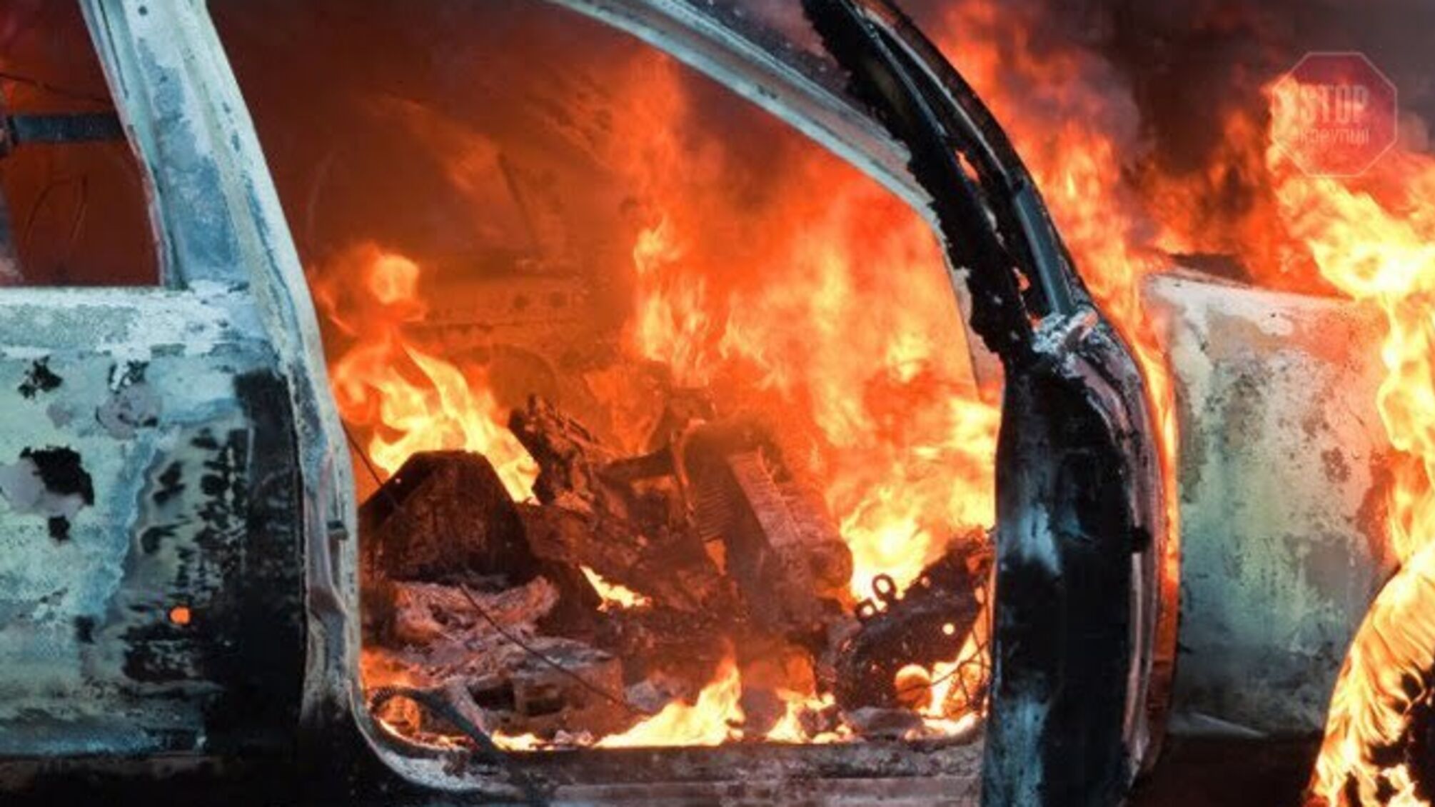 На Одещині на ходу загорівся автомобіль поліції разом з пасажирами (фото)
