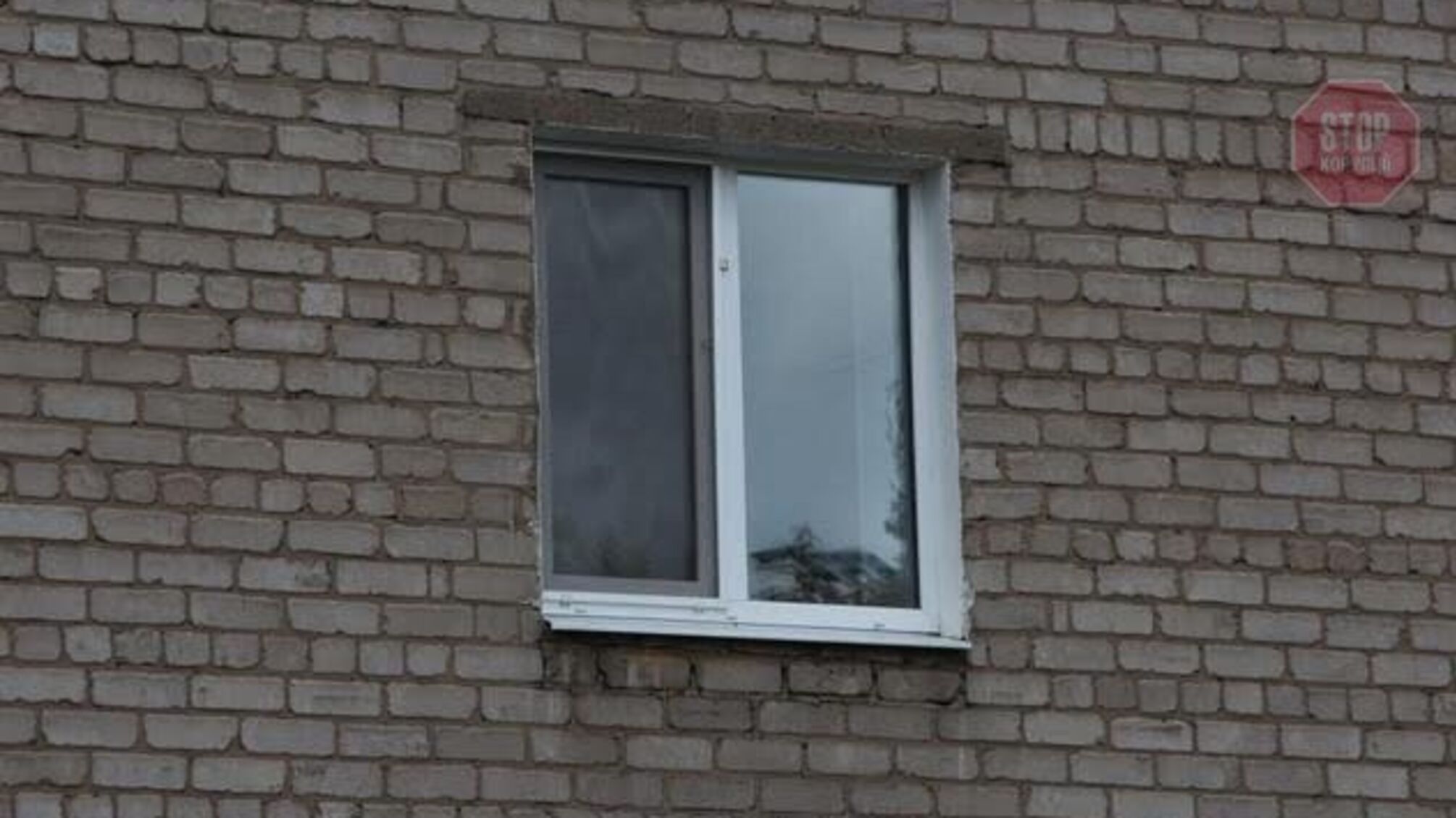 Впав з четвертого поверху та вижив: у Полтаві 20-річний юнак потрапив у лікарню