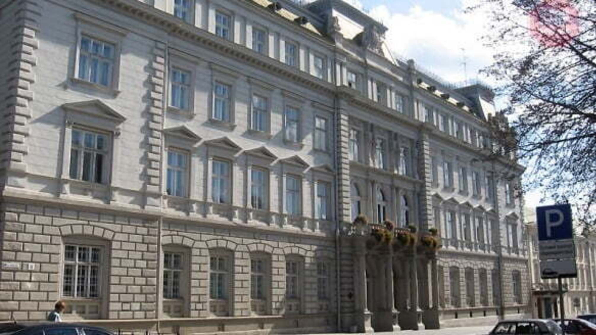 'Ви знаєте, де маєте стояти?' – на Львівщині лікарів виштовхали з сесійної зали облради