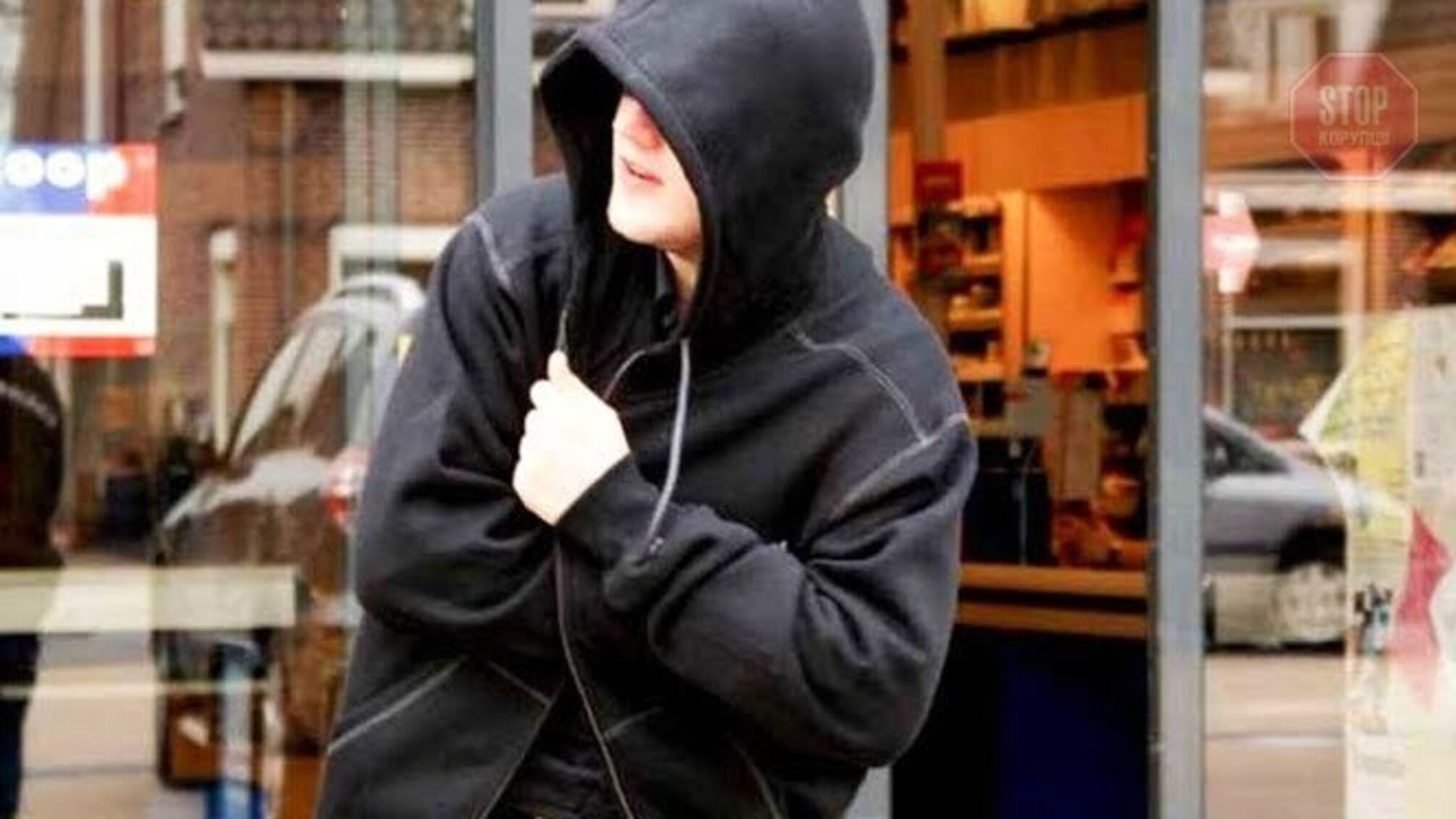 Солодке життя: на Чернігівщині підліток обікрав магазин на 15 тисяч гривень