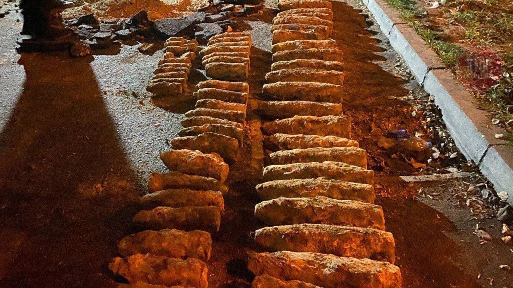 Знахідка біля Шулявського мосту: більше ста боєприпасів часів Другої світової (фото)