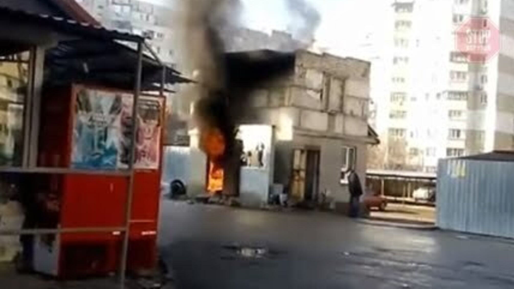 В Херсоні горить автостоянка (відео)