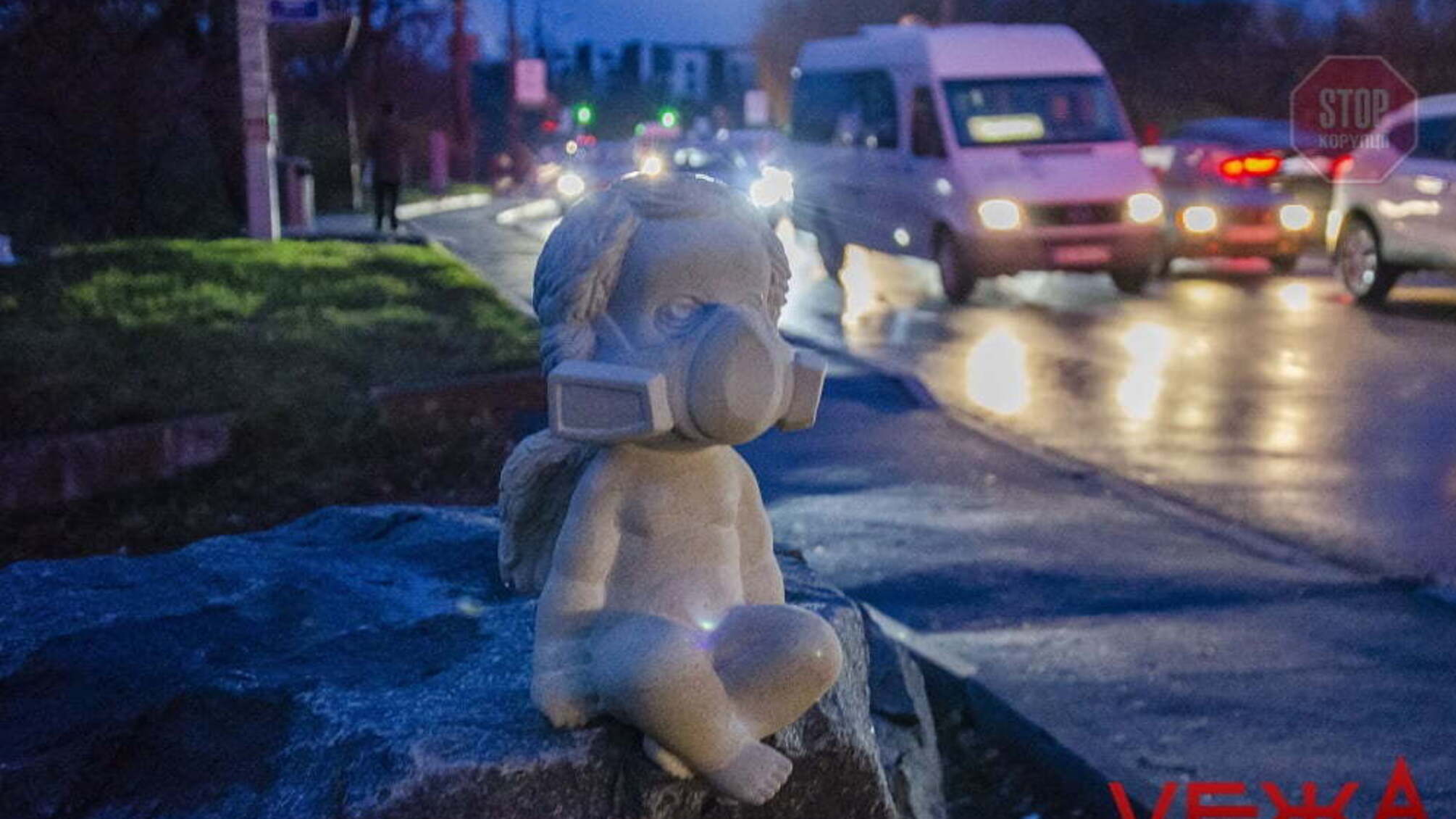 Янголя у респіраторі: вінницький скульптор вирішив привернути увагу до екологічних проблем міста