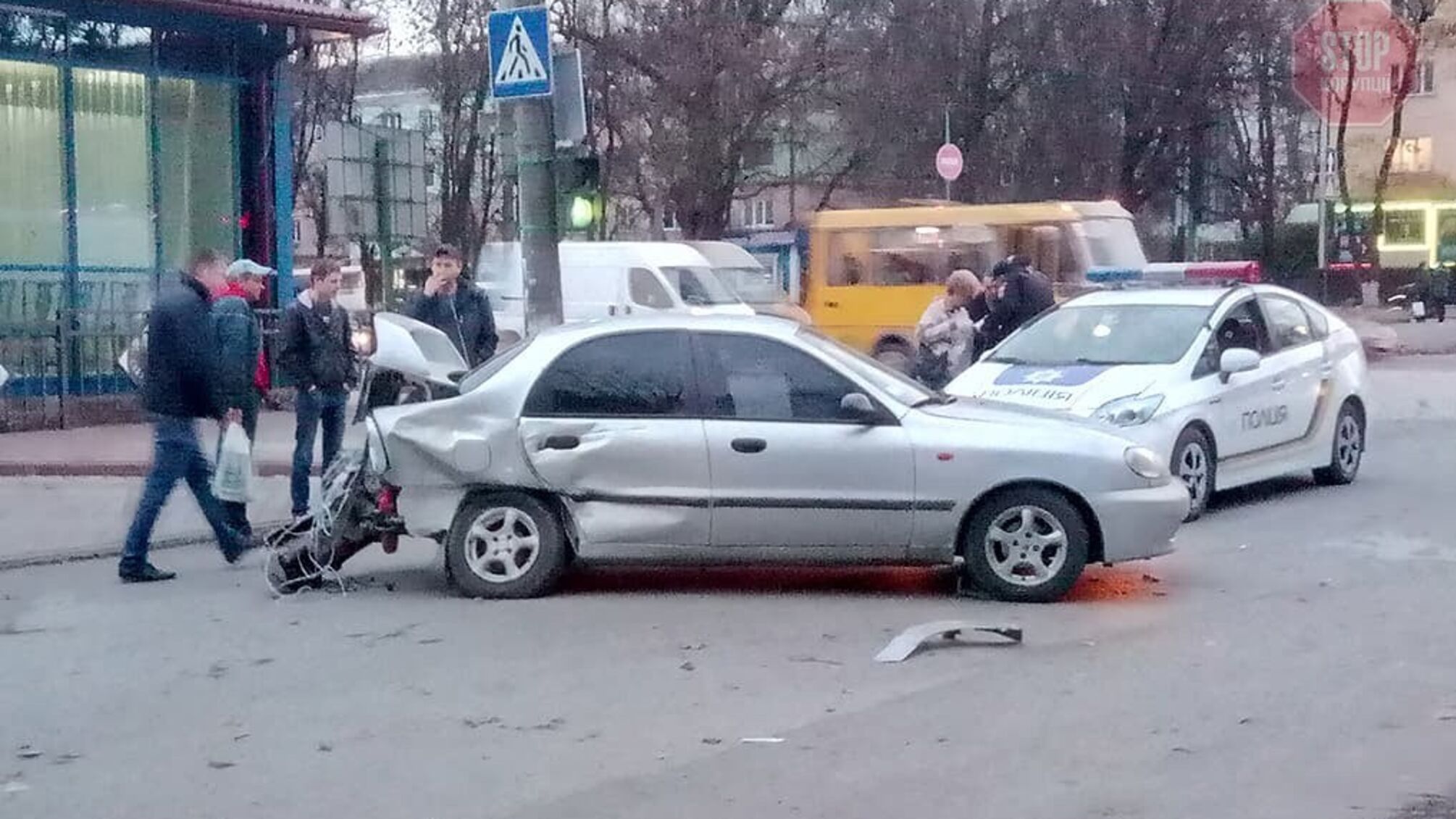 Зіткнення двох автівок та жінка під колесами: на Хмельниччині сталася ДТП (відео)