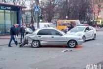 Зіткнення двох автівок та жінка під колесами: на Хмельниччині сталася ДТП (відео)