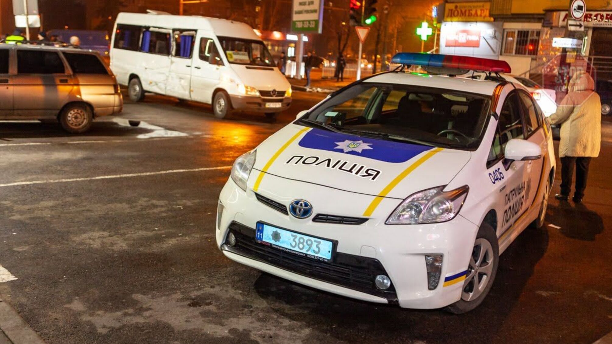 У Дніпрі величезна фура в'їхала в маршрутку з пасажирами, є постраждалі (фото)