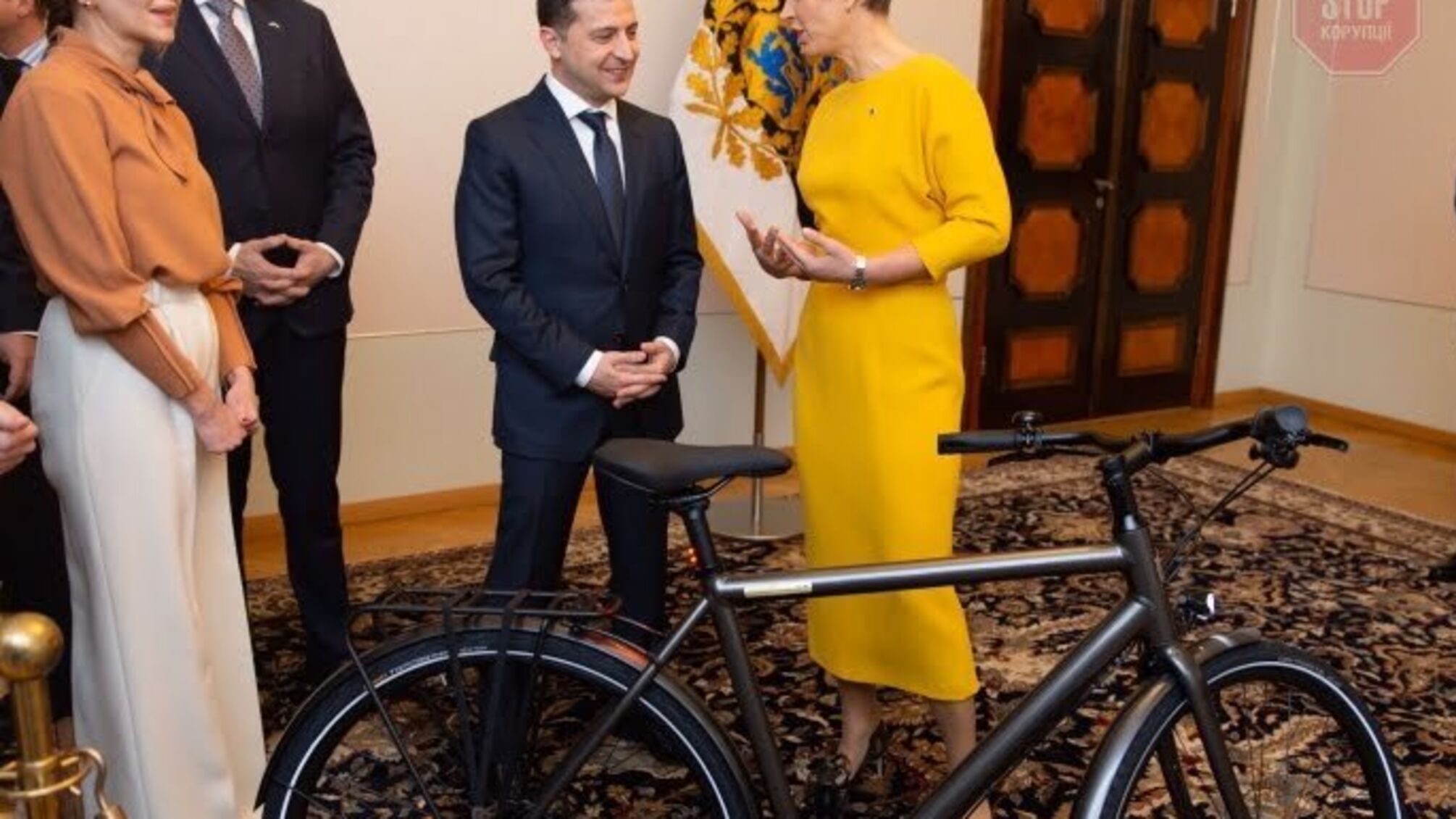 Політолог пояснив, чому в Естонії Зеленському подарували велосипед