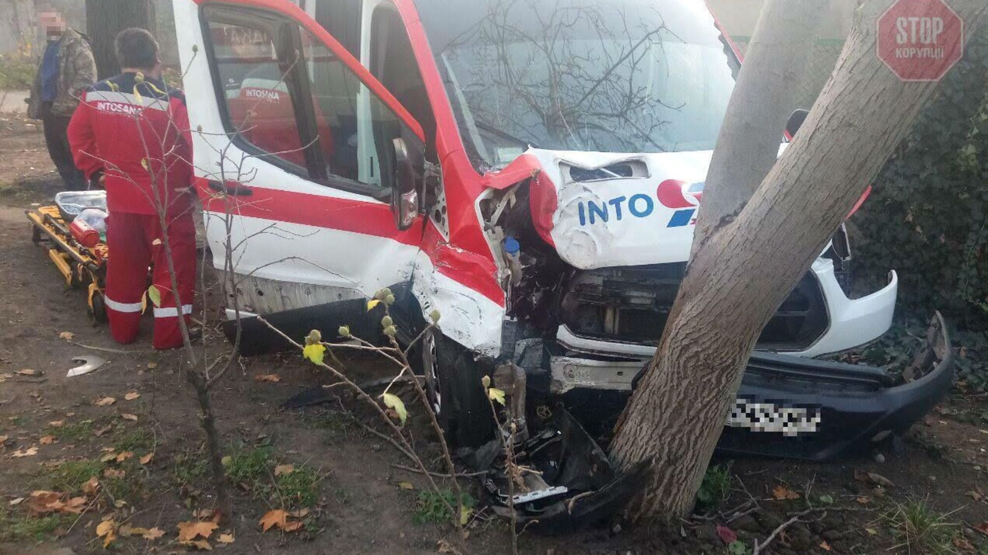 В Одесі поліція розслідує обставини аварії за участю Mercedes та “швидкої” (фото)
