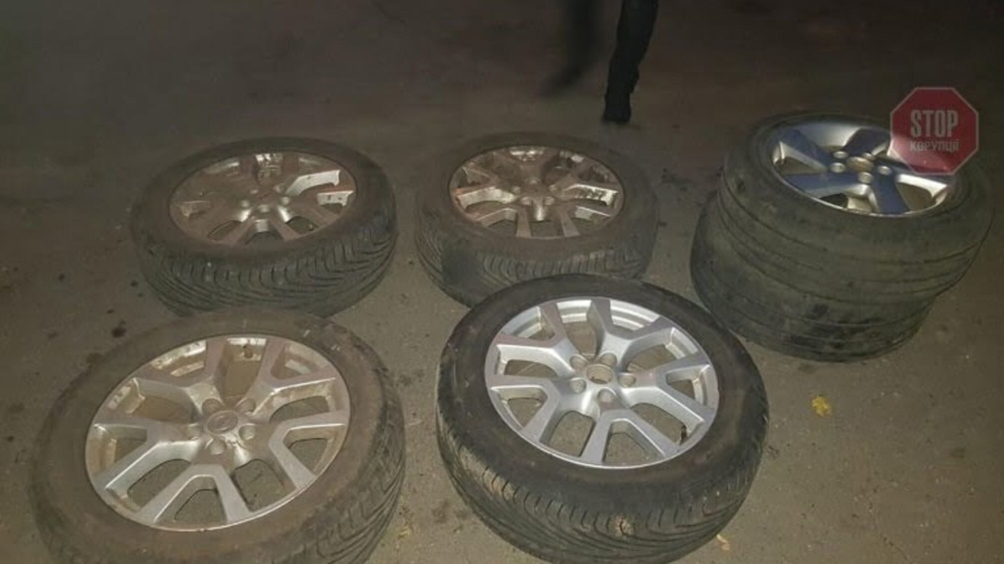 Водії, бережіться: на Дніпропетровщині затримали чоловіків, які викрали 28 автомобільних коліс