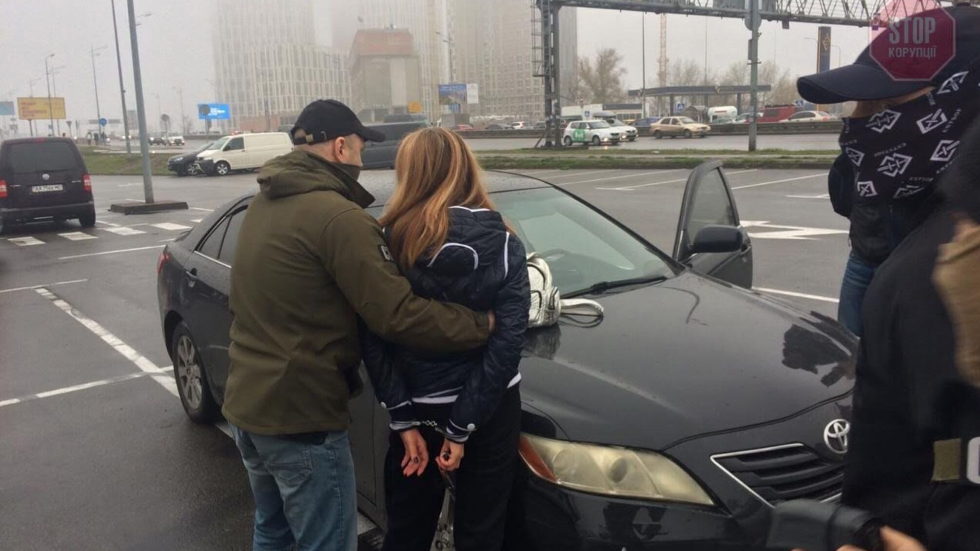 Любовний трикутник: на Київщині затримали жінку, яка замовила вбивство коханки чоловіка (фото)